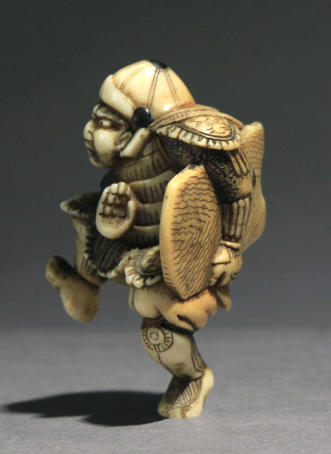 A late 18th century Japanese netsuke - Image 3 of 9