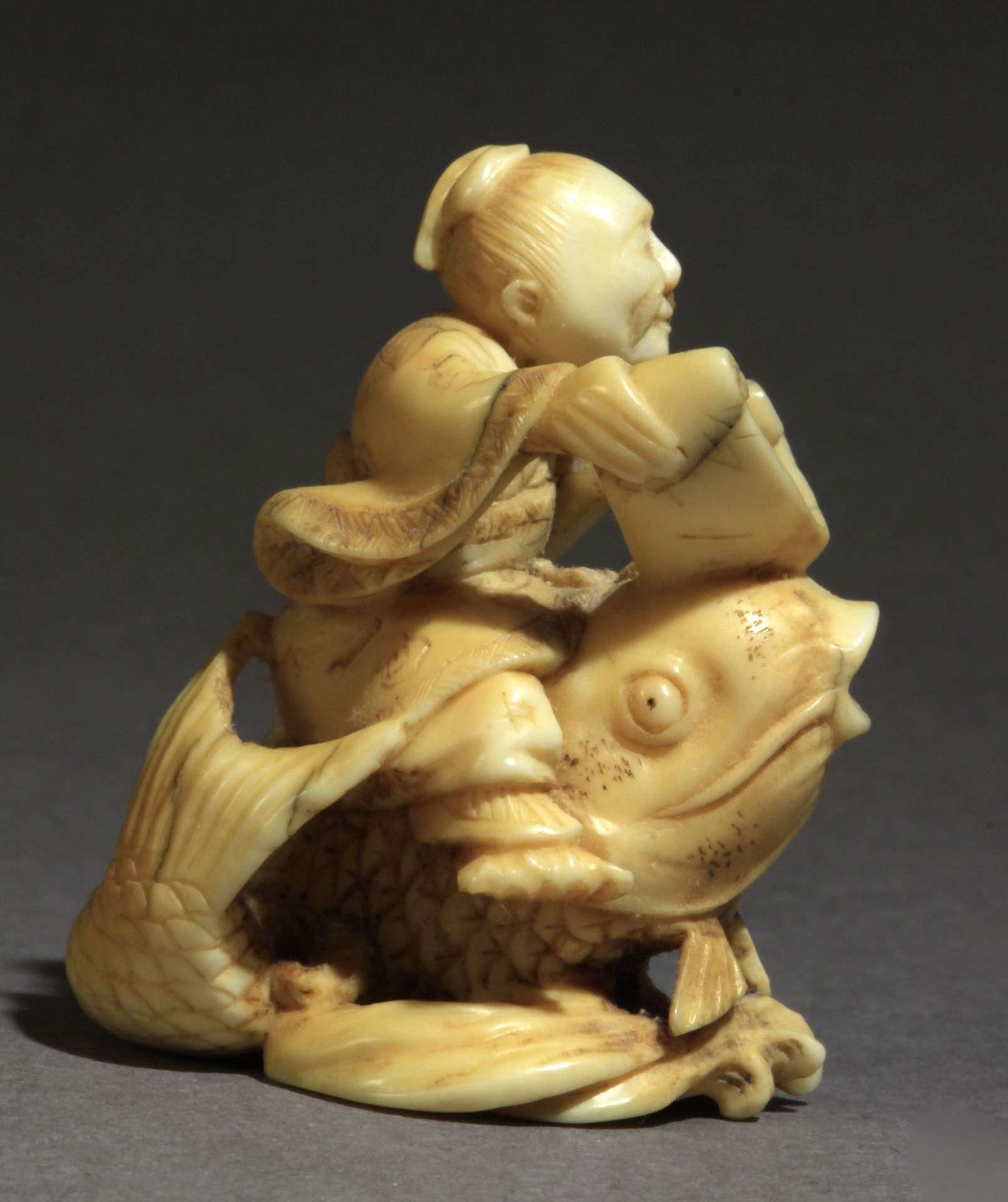 A 19th century Japanese netsuke from Meiji period - Image 2 of 8