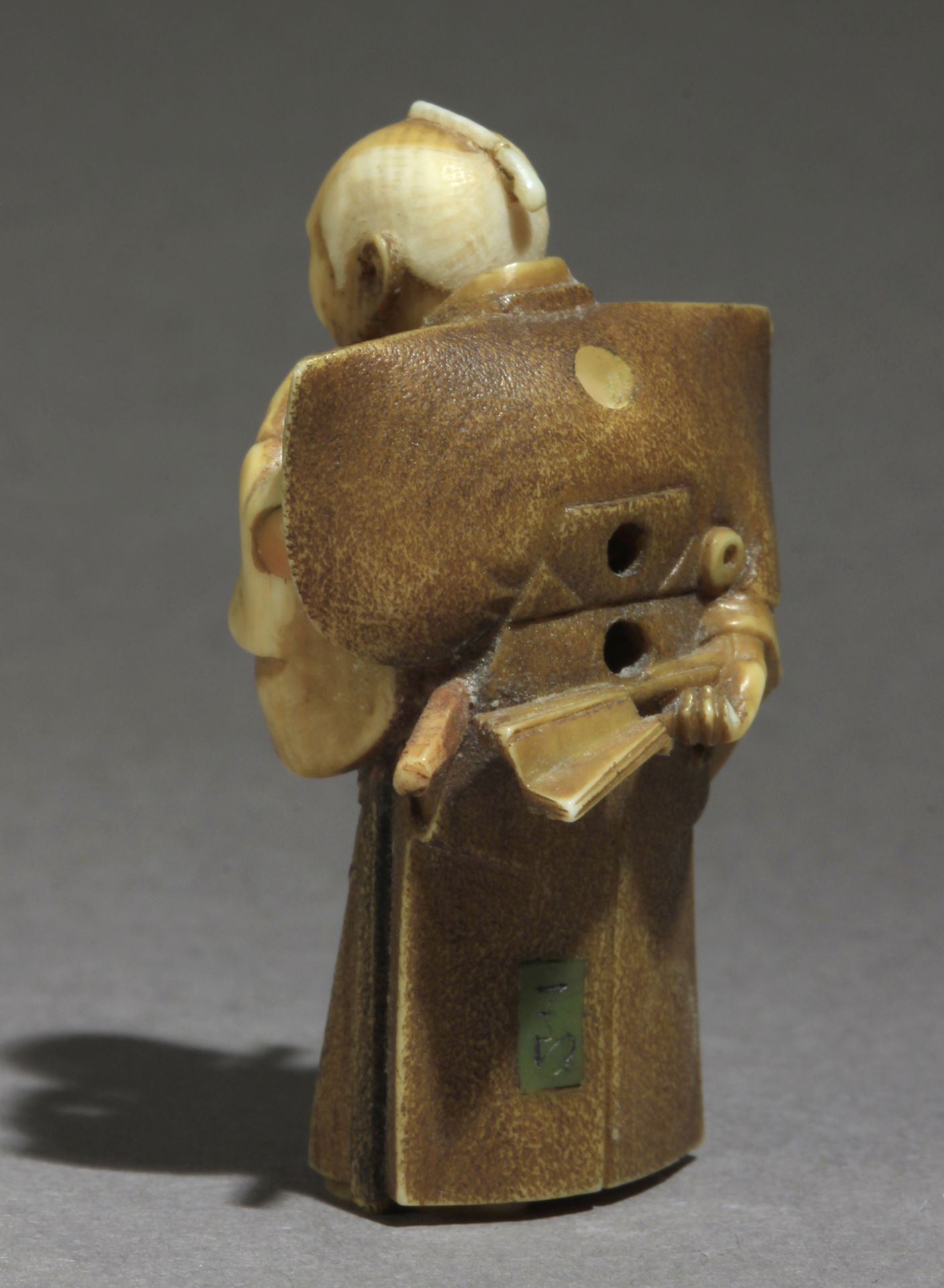 A Japanese netsuke form early Showa period circa 1930 - Image 3 of 7