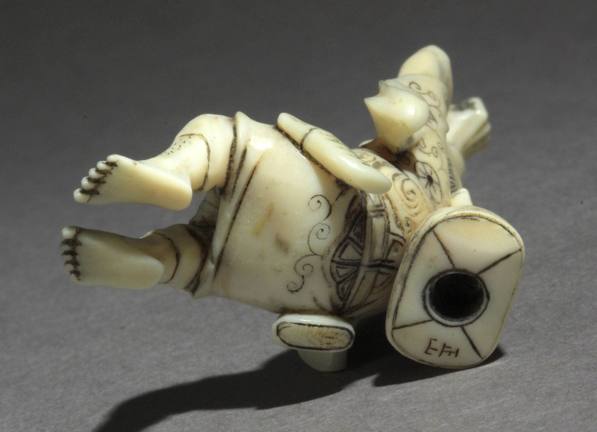 An early 19th century Japanese netsuke from Edo period - Image 6 of 9