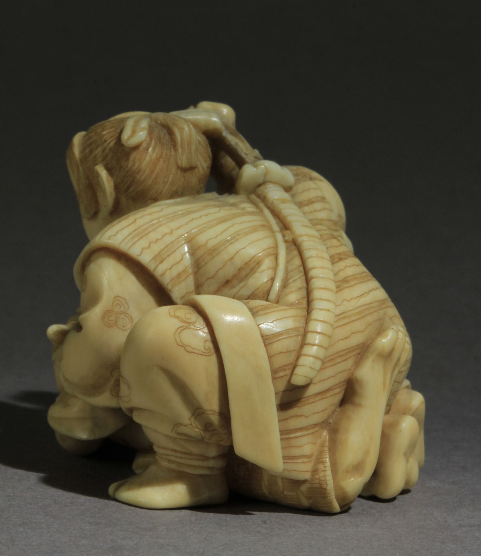 A Japanese netsuke circa 1900 from Meiji period - Image 4 of 8