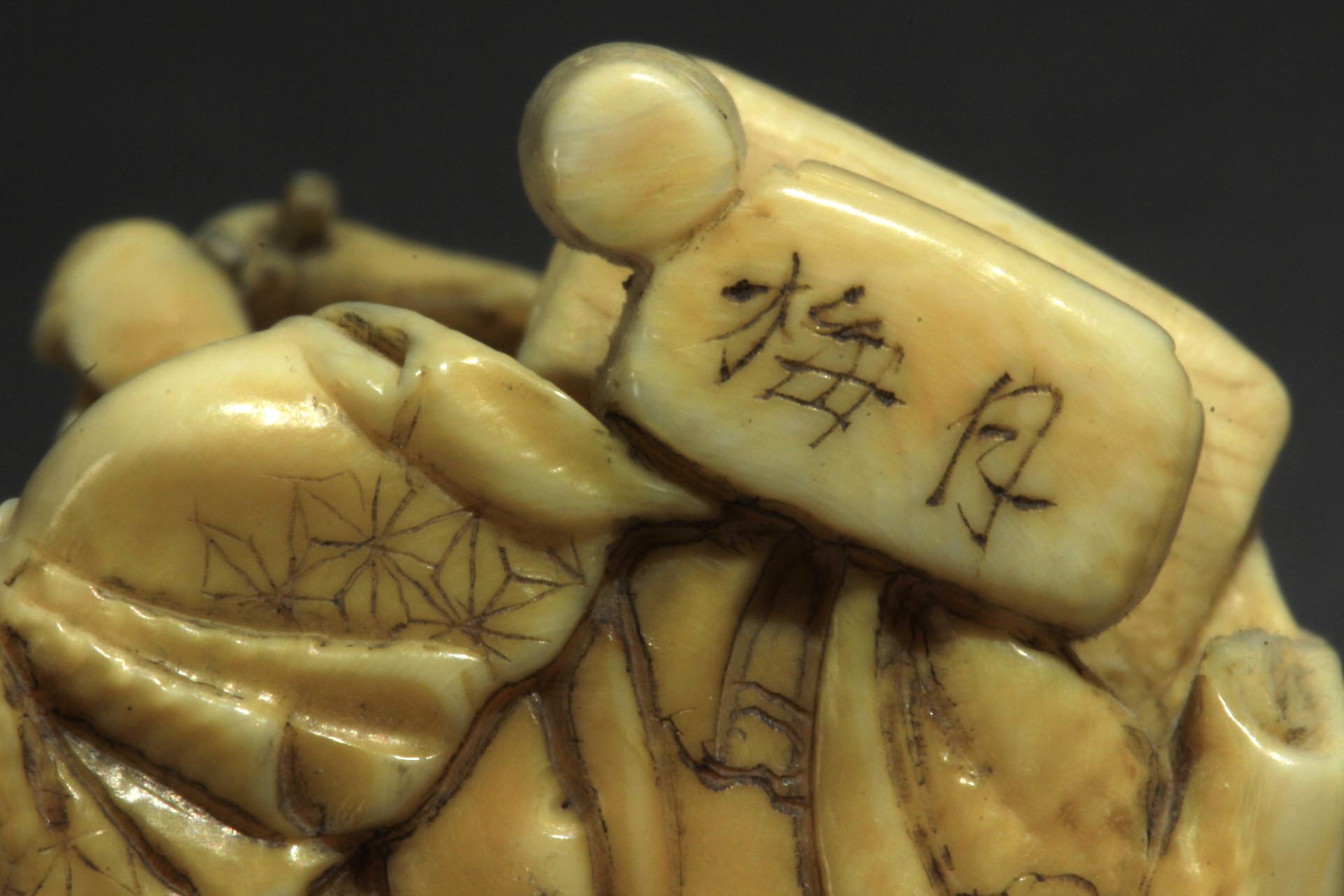 A mid 19th century Japanese netsuke from Edo-Meiji period - Image 8 of 8