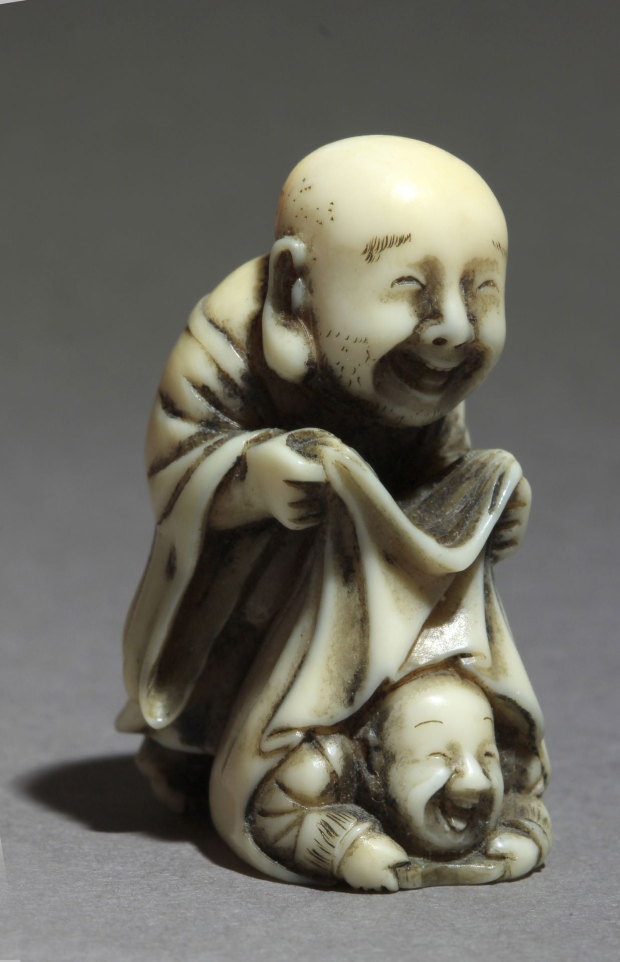 A mid 19th century Japanese netsuke from Meiji period - Image 2 of 8