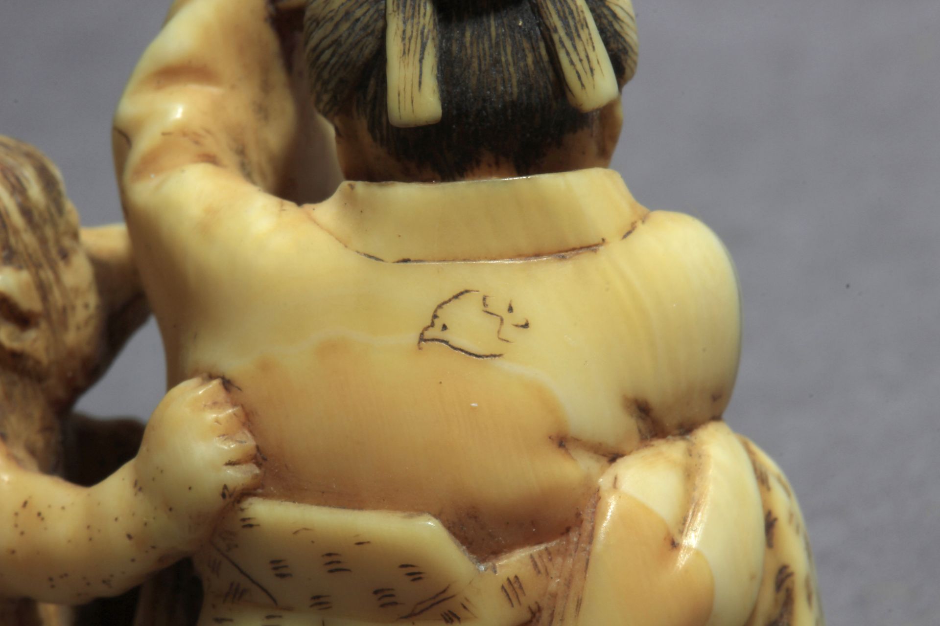 A mid 19th century Japanese netsuke from Edo period - Image 6 of 8