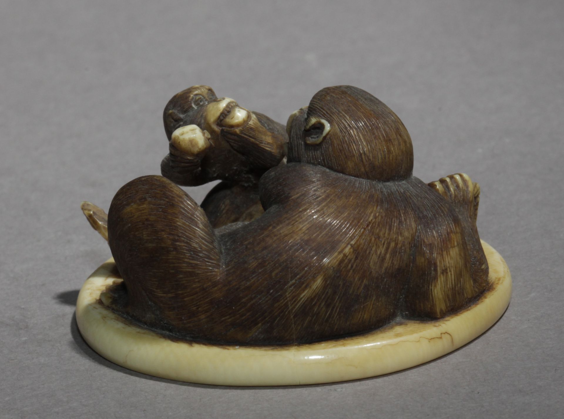 A late 19th century Japanese netsuke-okimono from Meiji period - Image 3 of 7