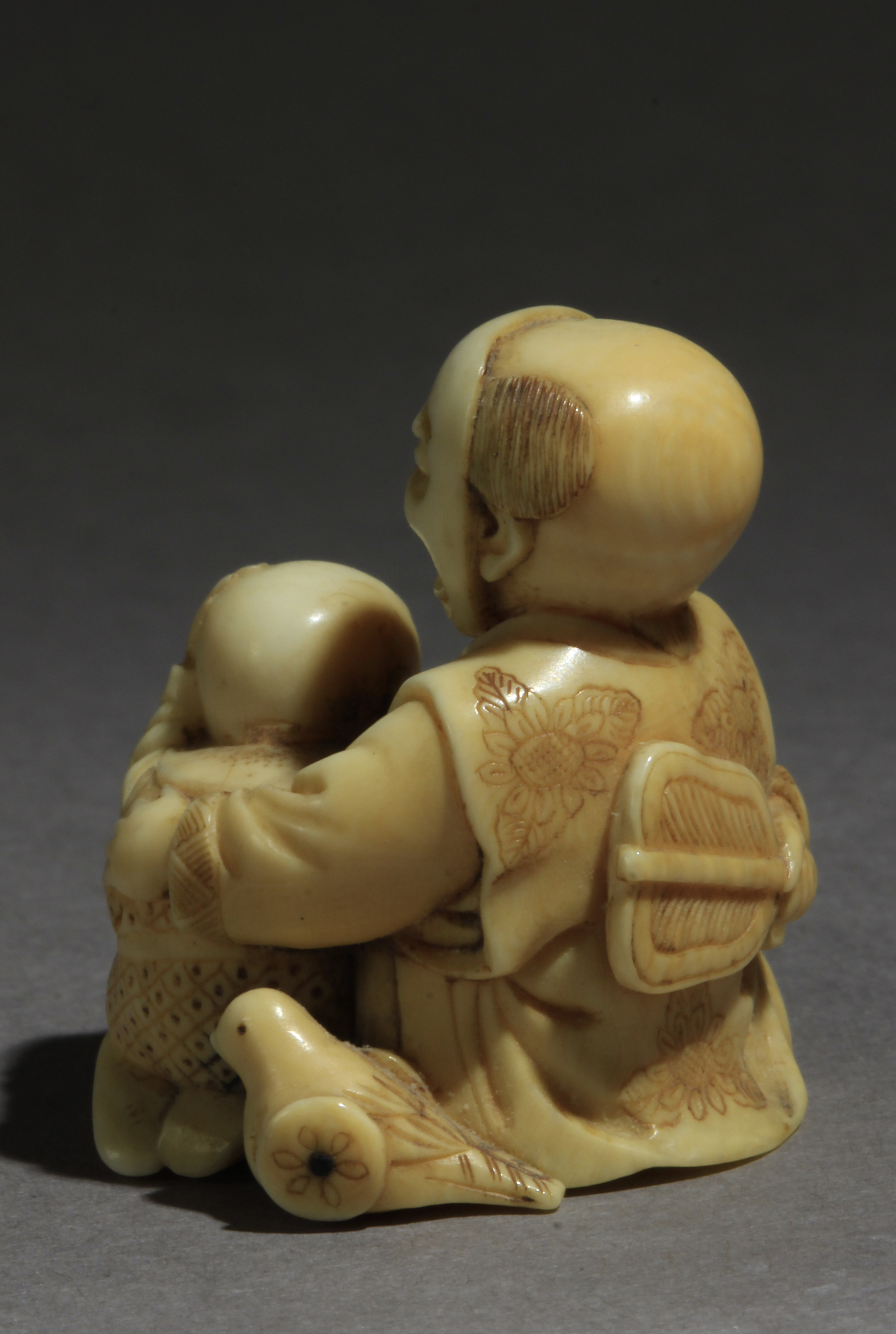 A mid 19th century Japanese netsuke from Edo-Meiji period - Image 5 of 9