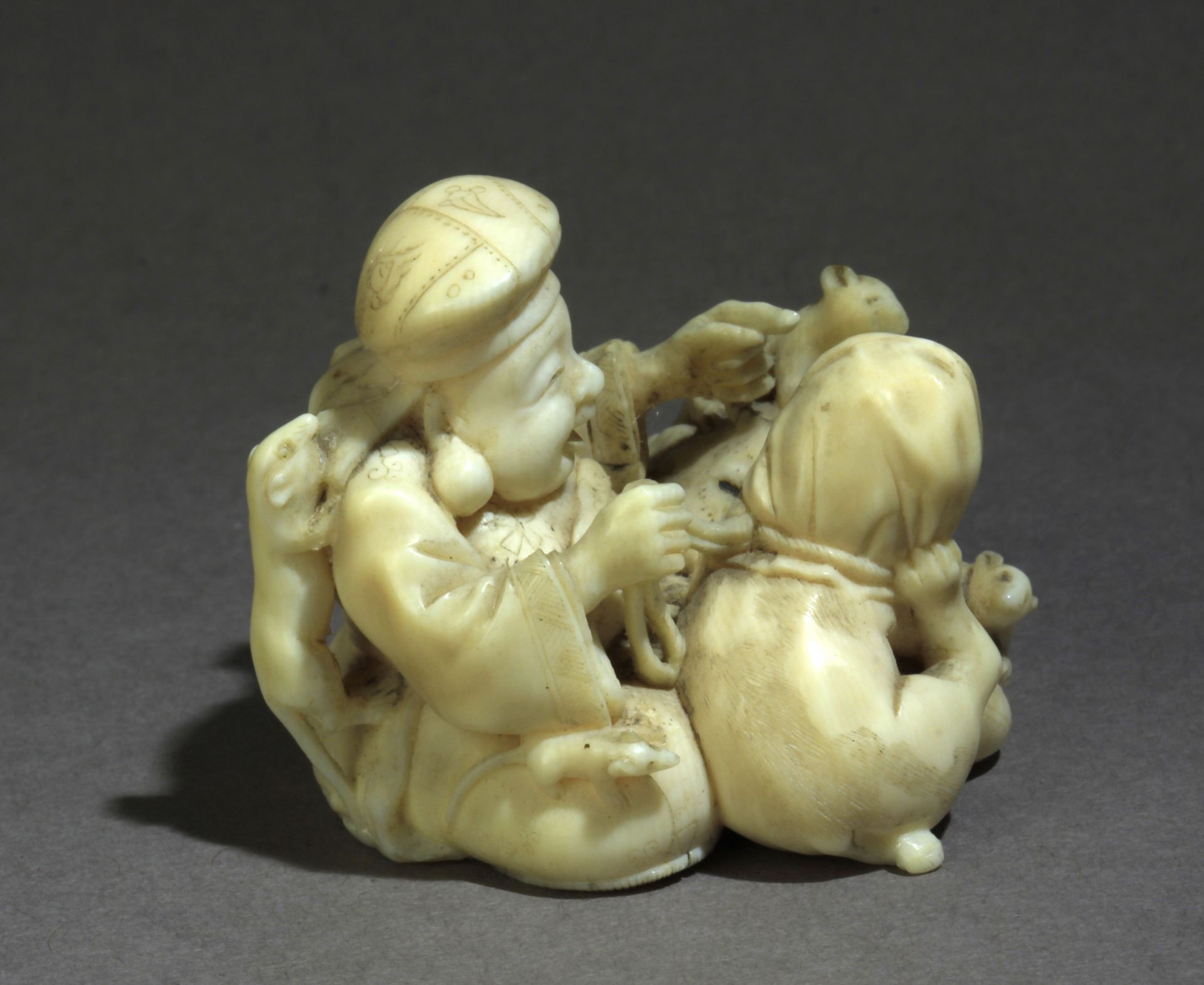 A late 19th century Japanese netsuke from Meiji period - Image 6 of 9