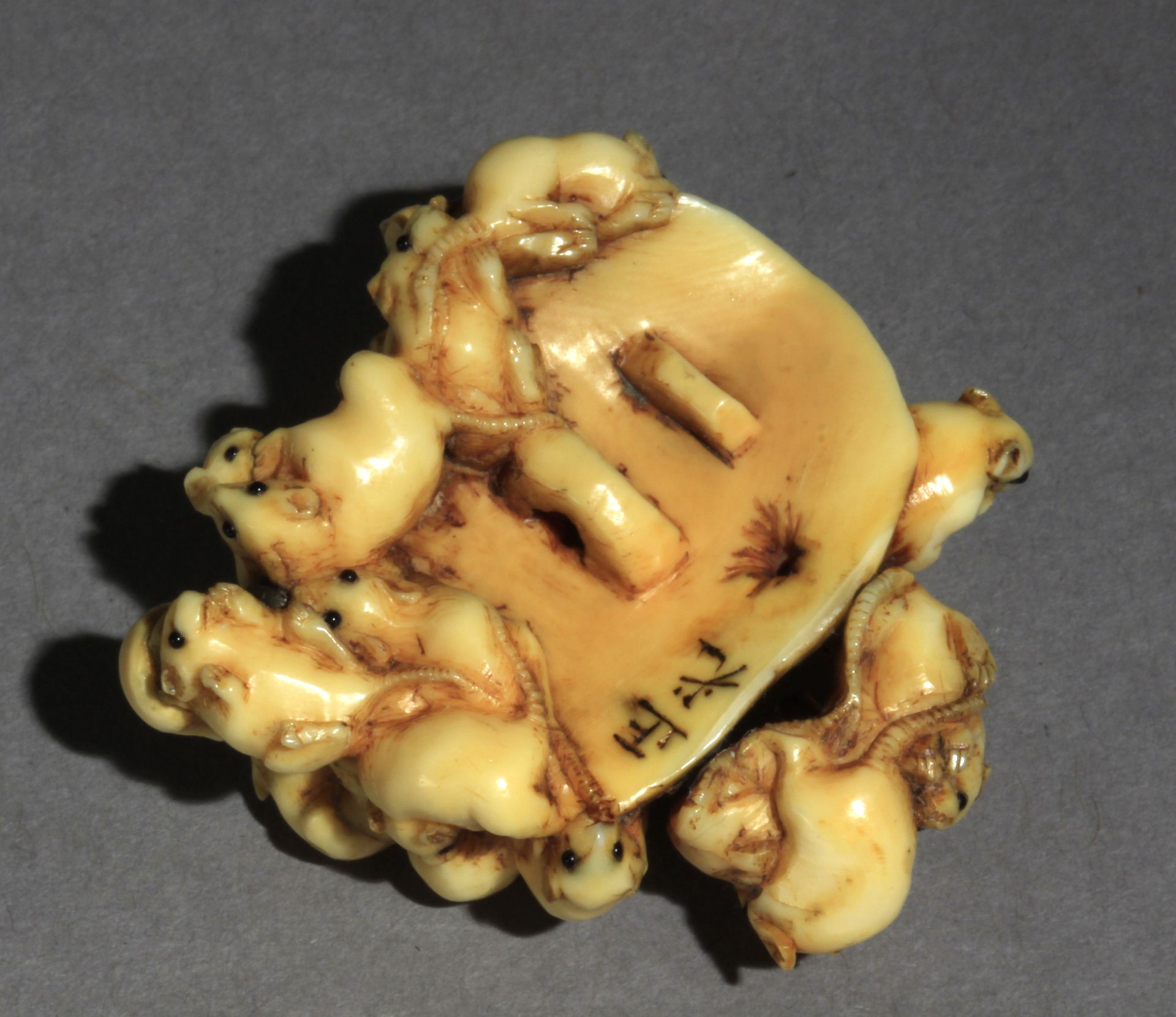 A mid 19th century Japanese netsuke from Meiji period - Bild 4 aus 5