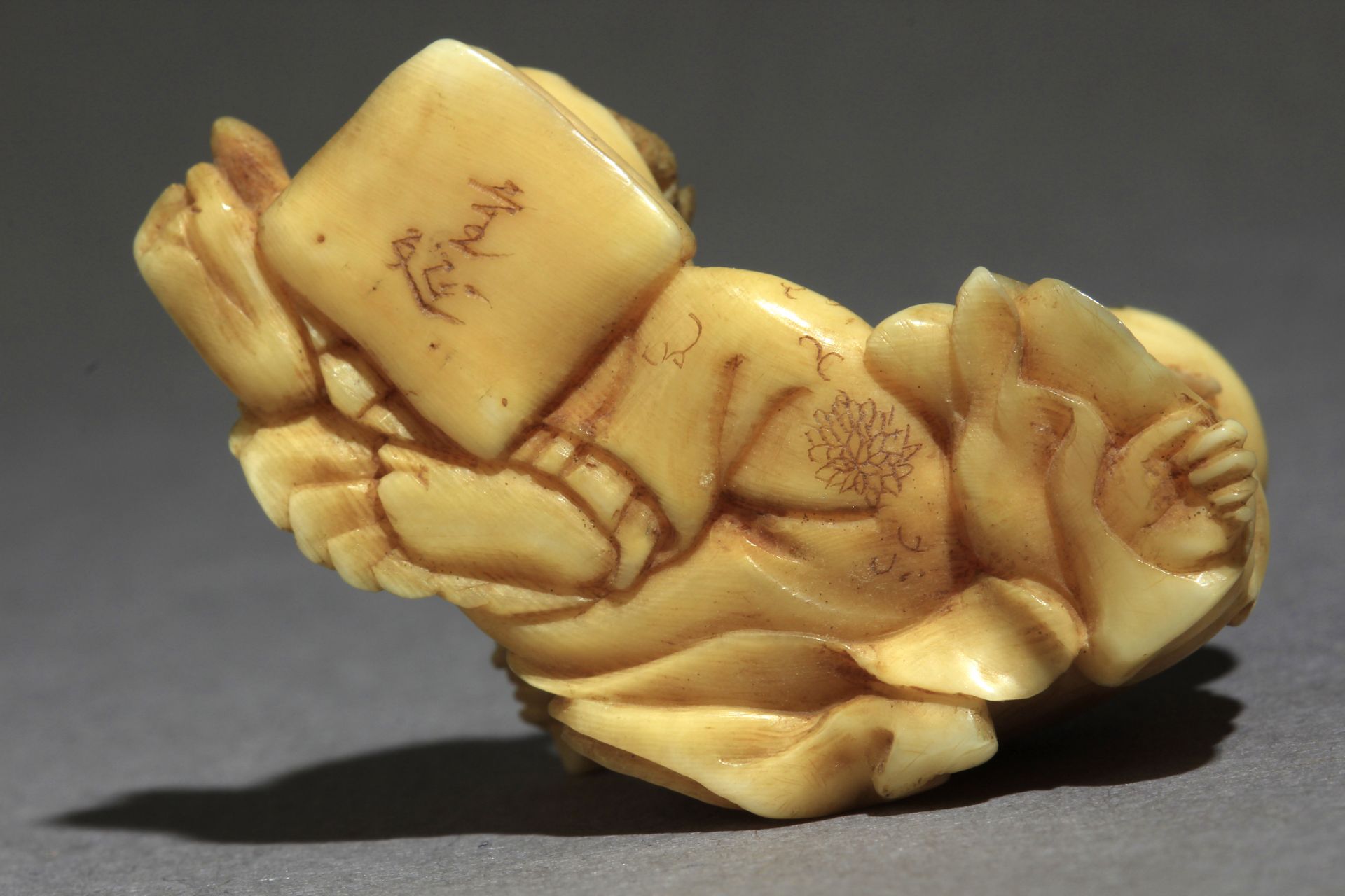 A 19th century Japanese netsuke from Meiji period - Image 6 of 7