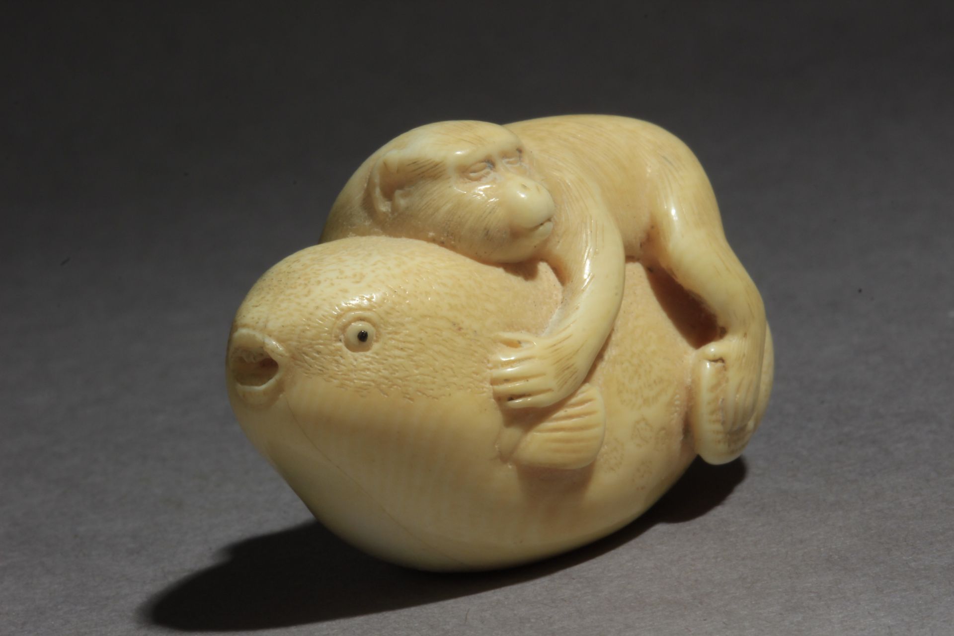 A 19th century Japanese netsuke - Image 3 of 9