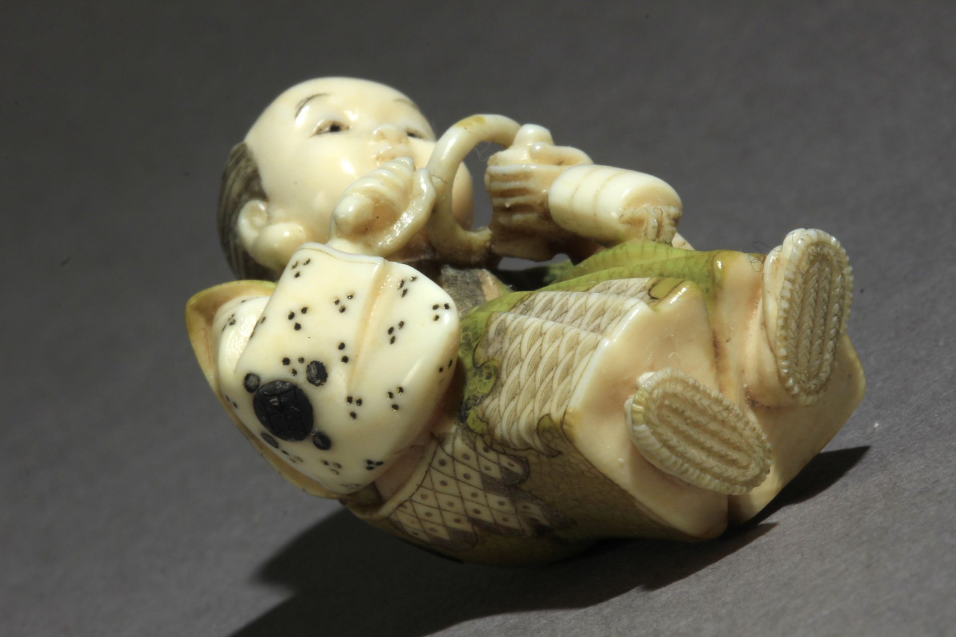 A Japanese netsuke from Meiji period circa 1900 - Image 7 of 7