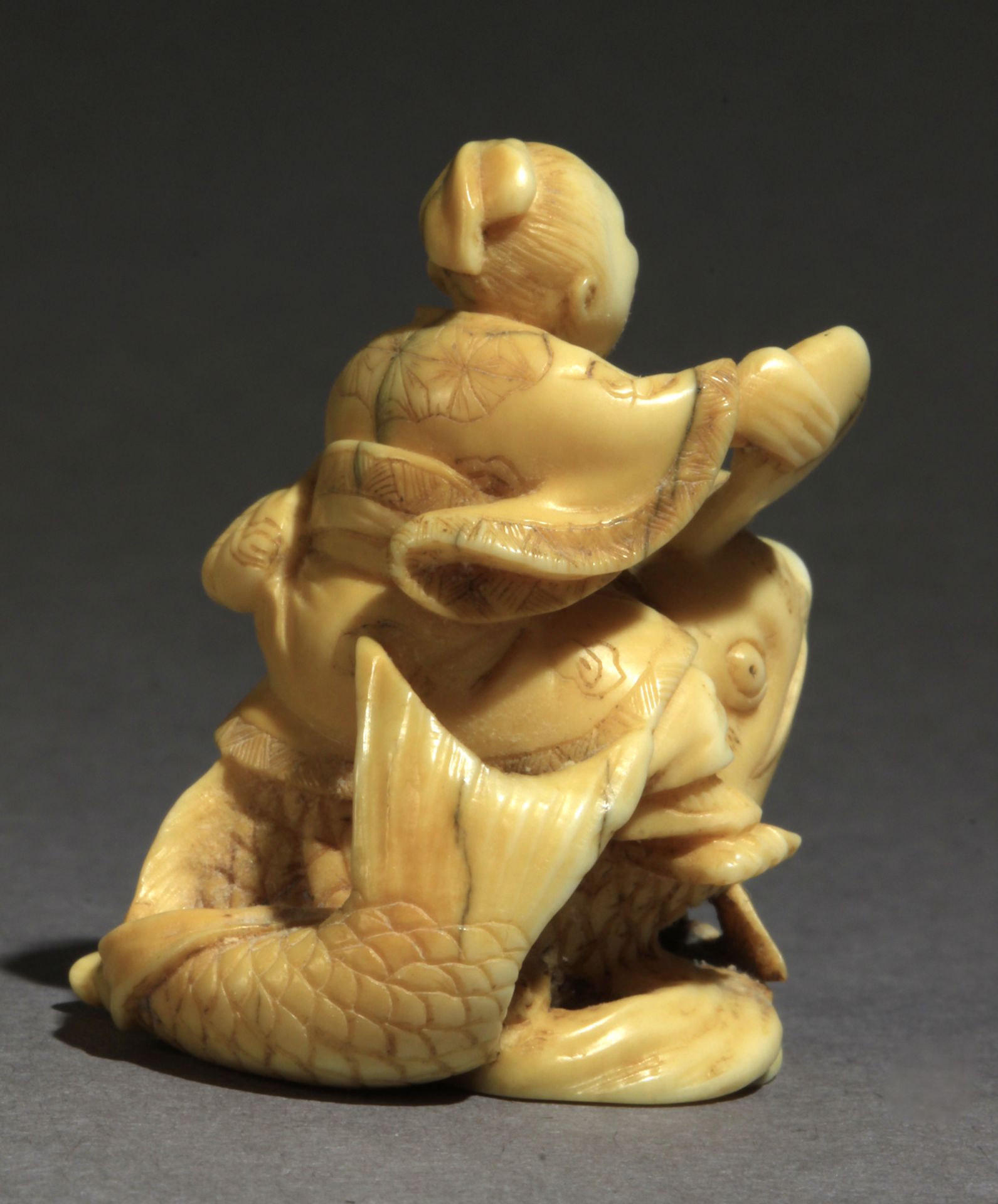 A 19th century Japanese netsuke from Meiji period - Image 3 of 8