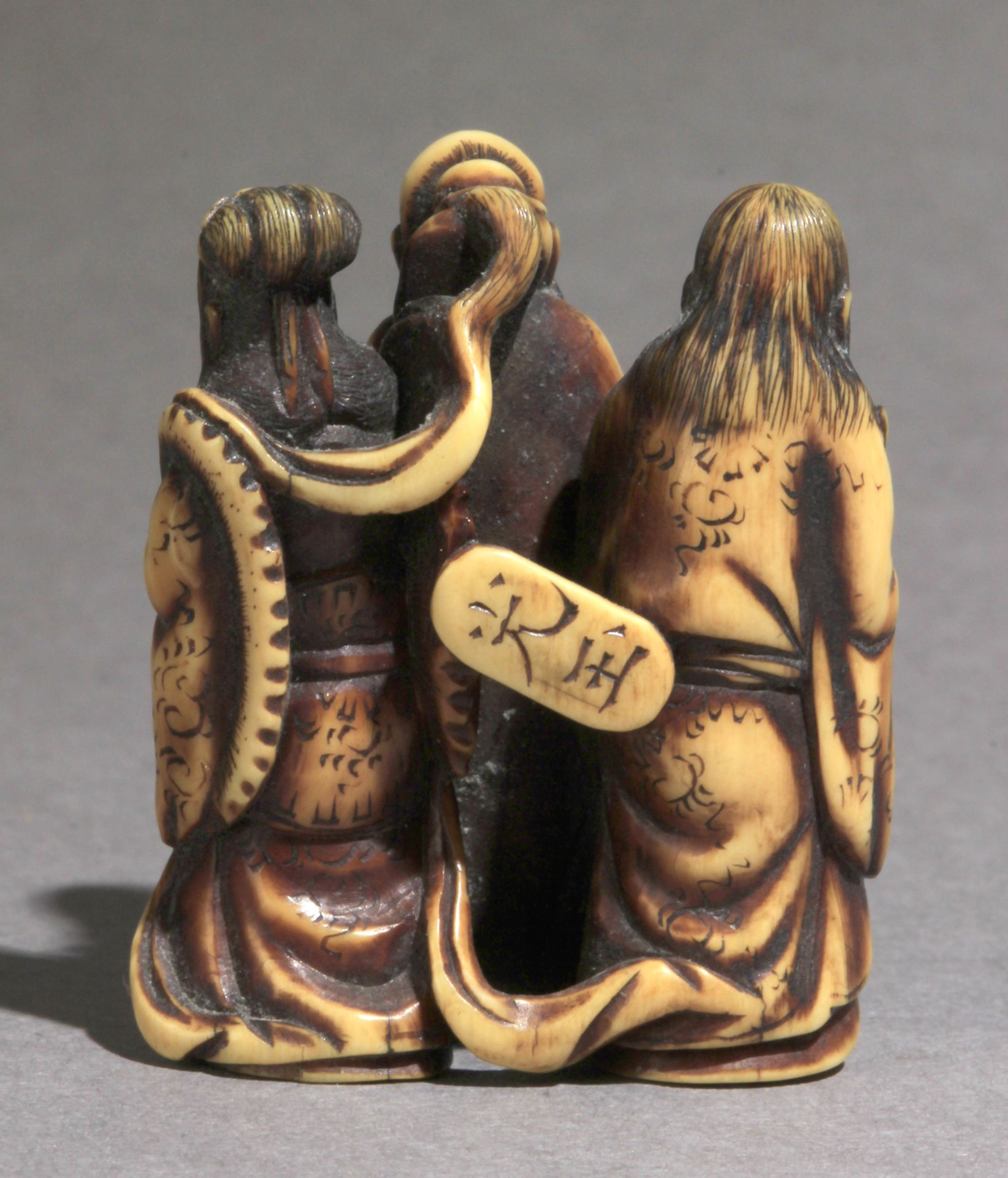 A mid 19th century Japanese netsuke from Edo-Meiji period - Image 4 of 9