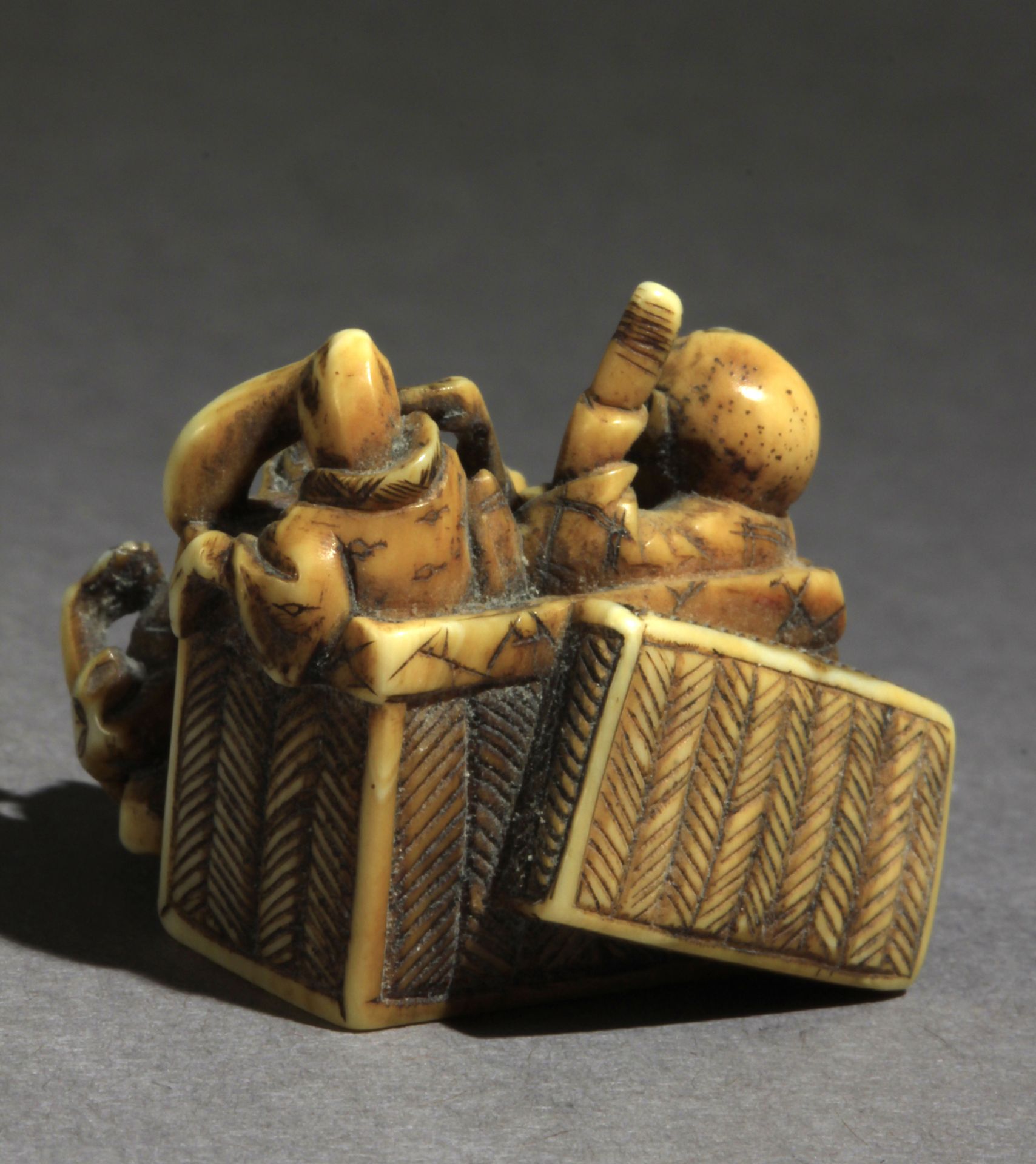 An early 19th century Japanese netsuke from Edo period - Image 4 of 8