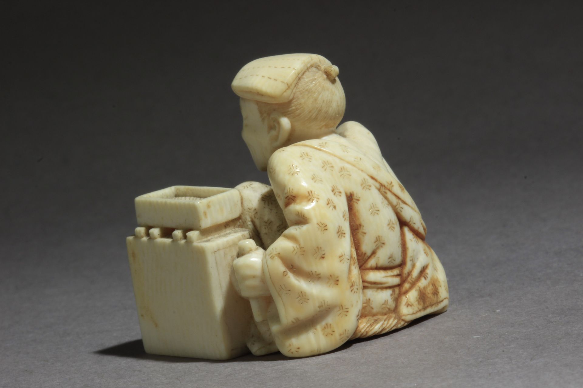 A mid 19th century Japanese netsuke - Bild 4 aus 9