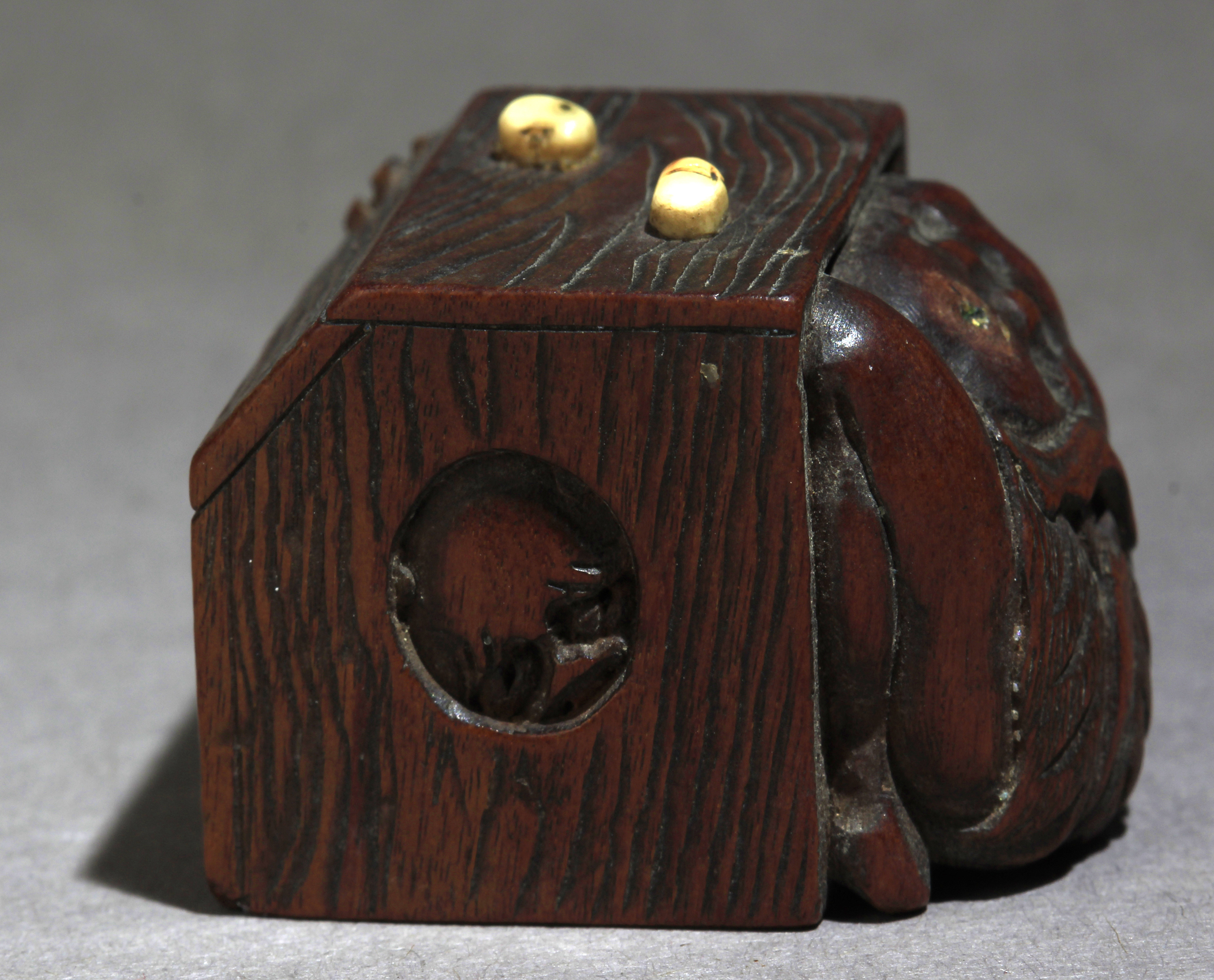 A 19th century Japanese netsuke from Meiji period - Image 4 of 13