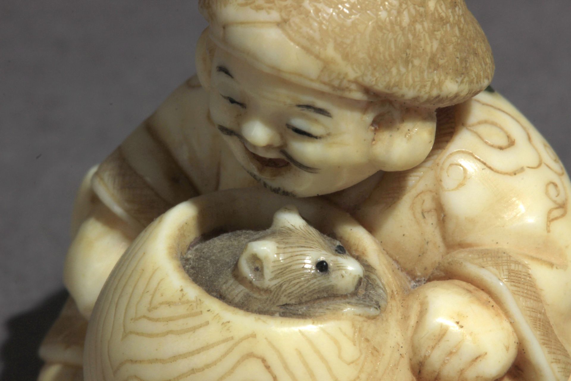 A late 19th century Japanese netsuke from Meiji period - Image 3 of 9