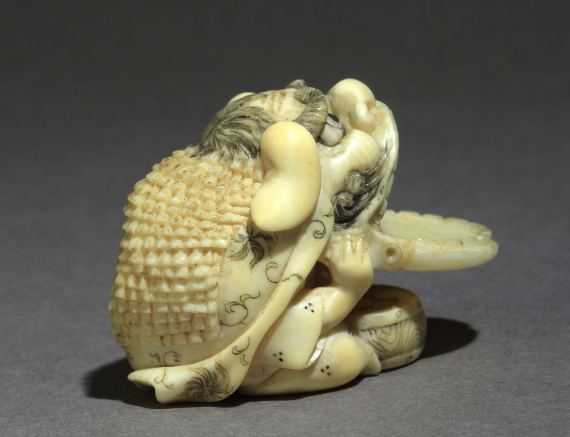 A late 19th century Japanese netsuke from Meiji period - Image 5 of 8