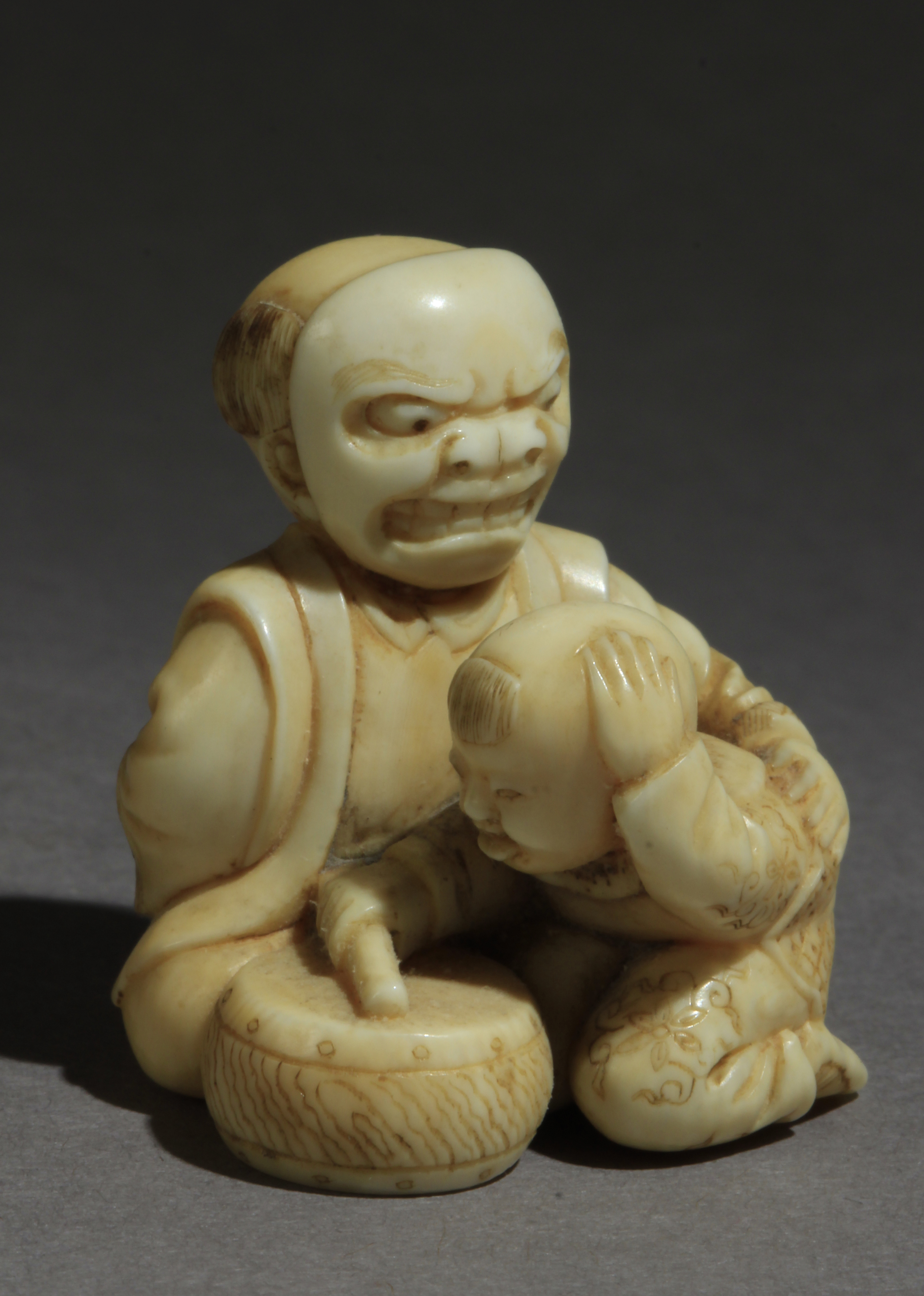 A mid 19th century Japanese netsuke from Edo-Meiji period - Image 2 of 9