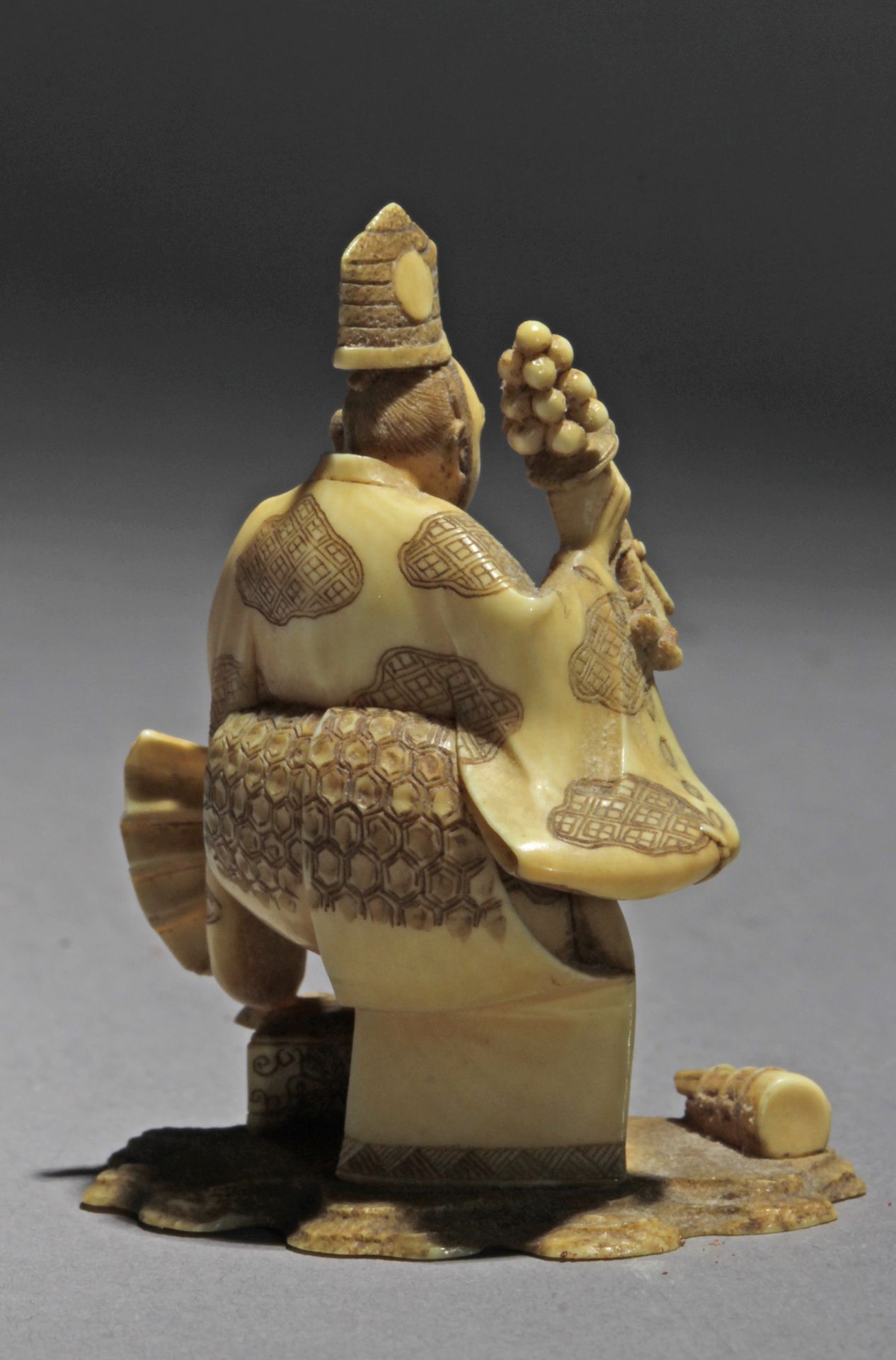 A late 19th century Japanese netsuke from Meiji period - Image 3 of 6