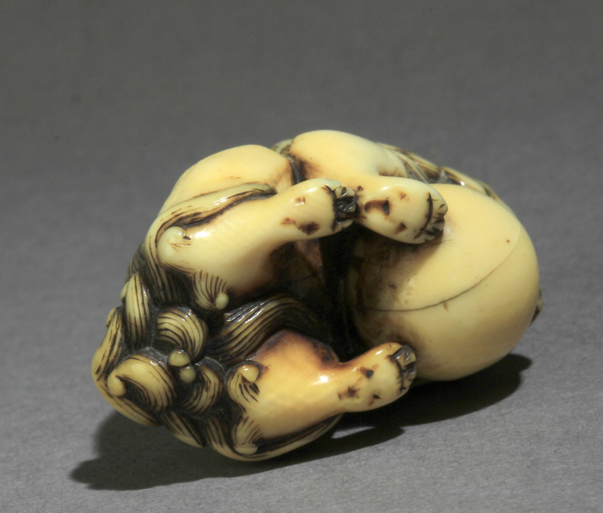 An 18th century Japanese netsuke from Edo period - Image 7 of 7