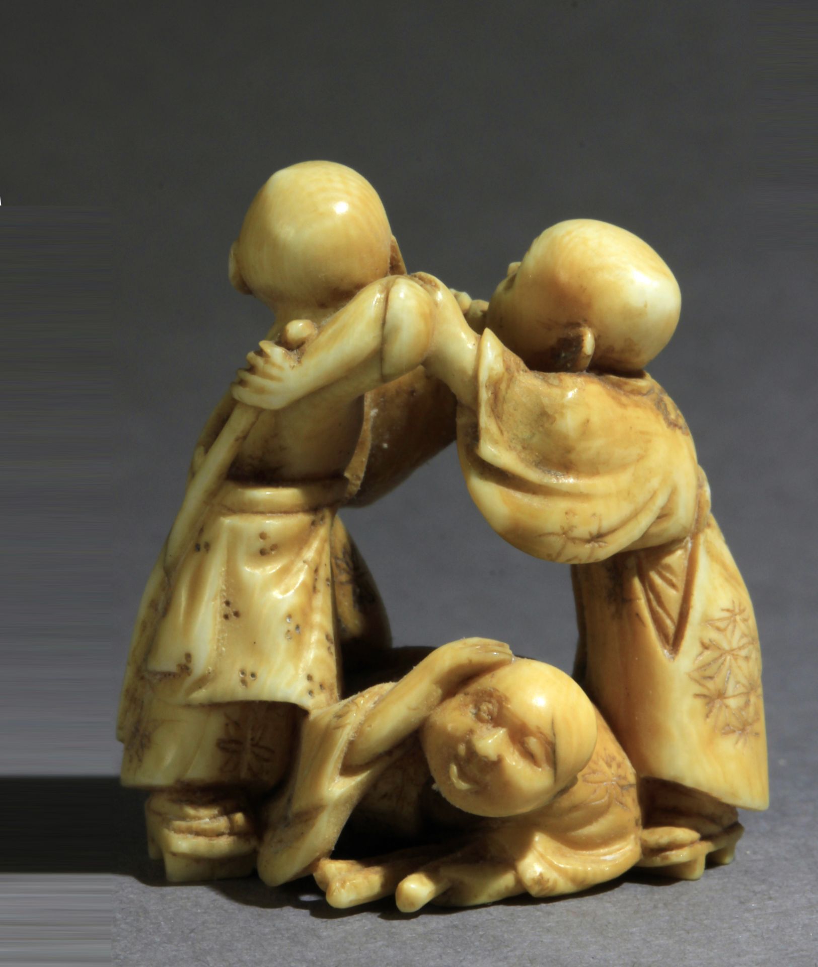 A Japanese netsuke circa 1860-1880 from Meiji period - Image 2 of 7