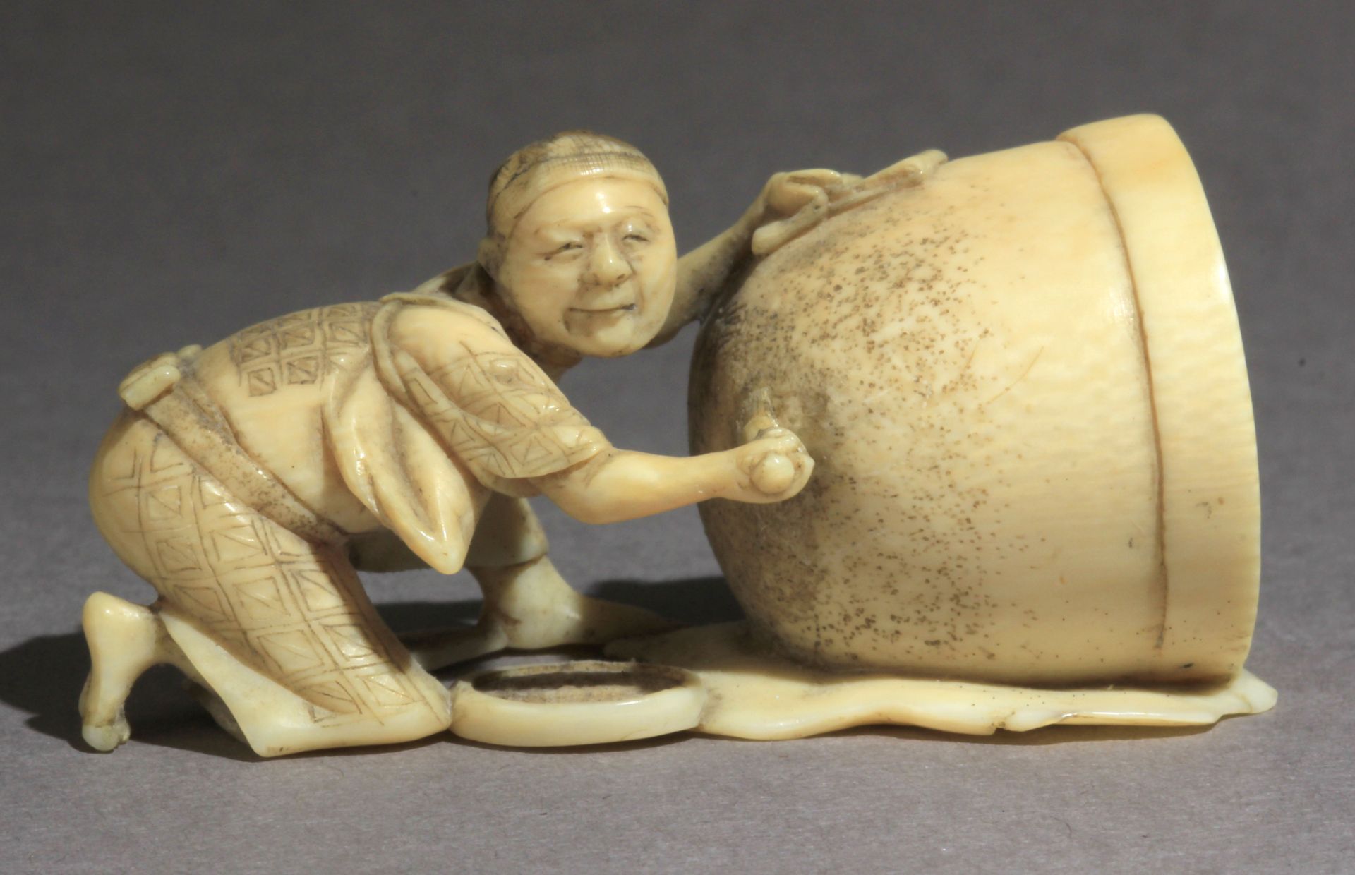 A mid 19th century netsuke-okimono from Edo-Meiji period - Bild 2 aus 7