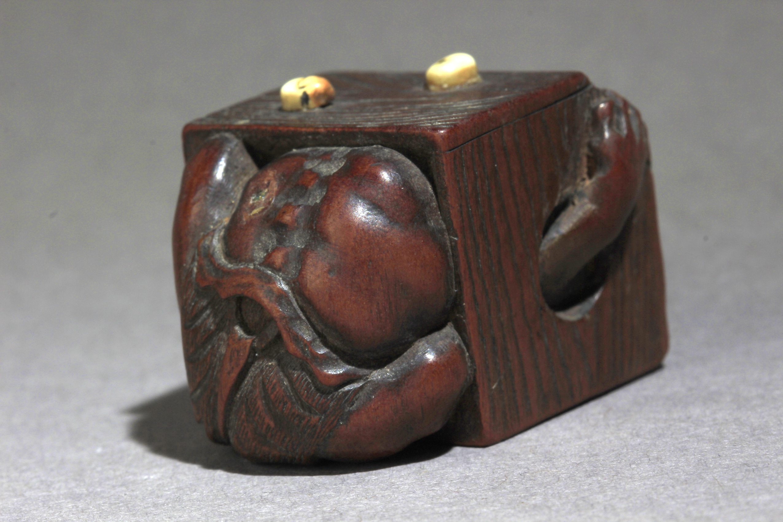 A 19th century Japanese netsuke from Meiji period - Image 3 of 13