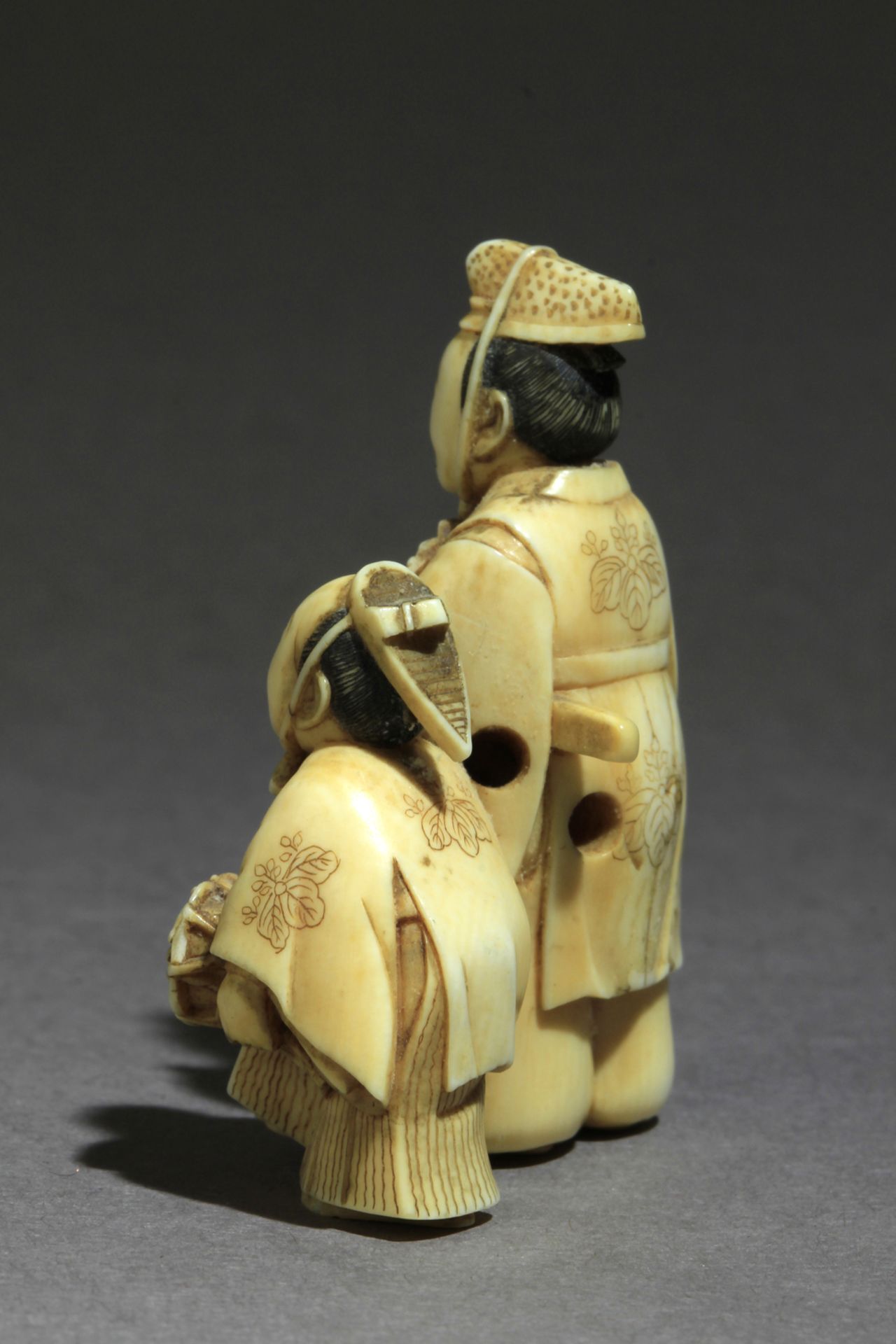 A 19th century Japanese netsuke from Meiji period - Image 3 of 6