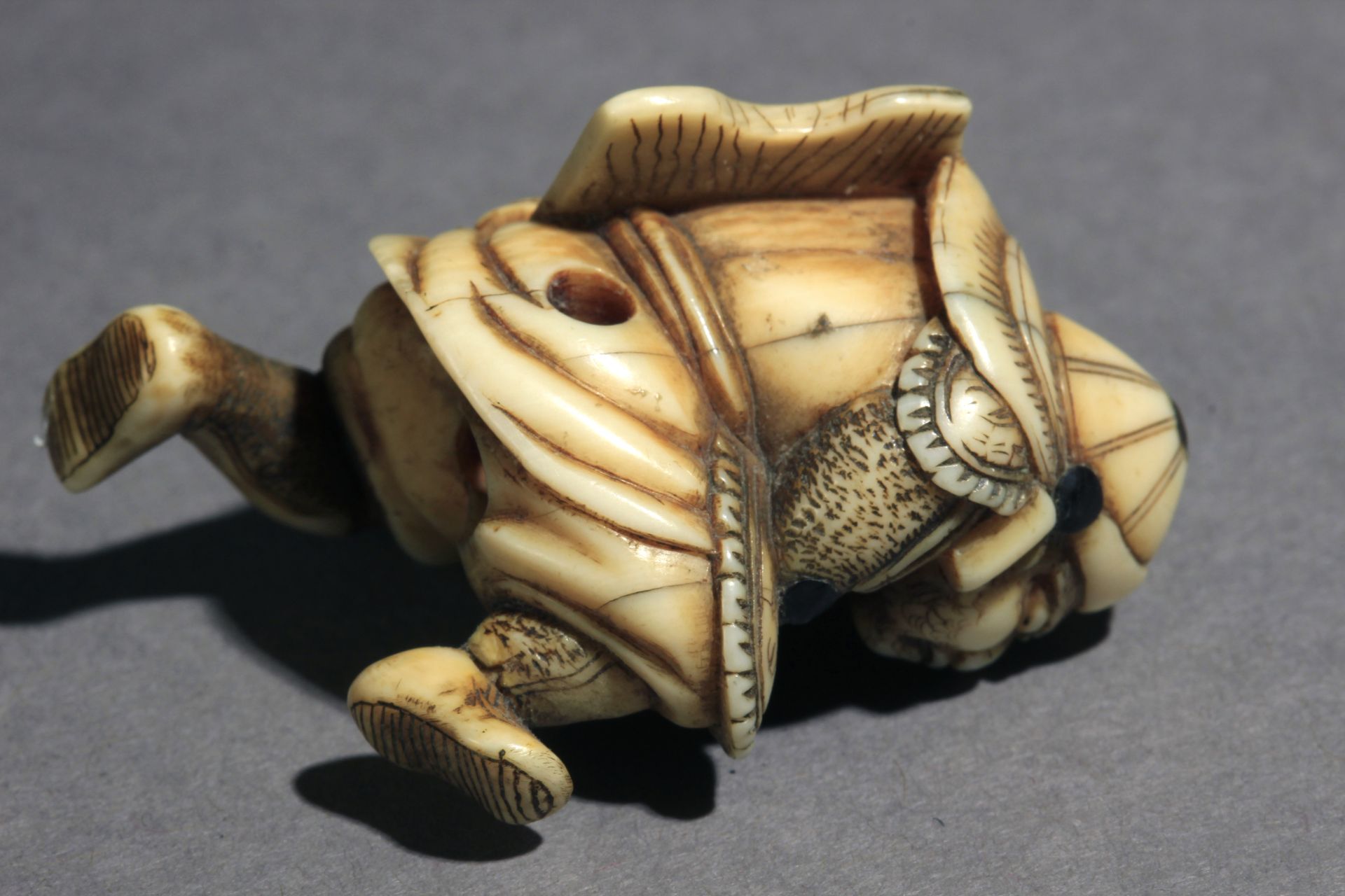 A late 18th century Japanese netsuke - Image 8 of 9