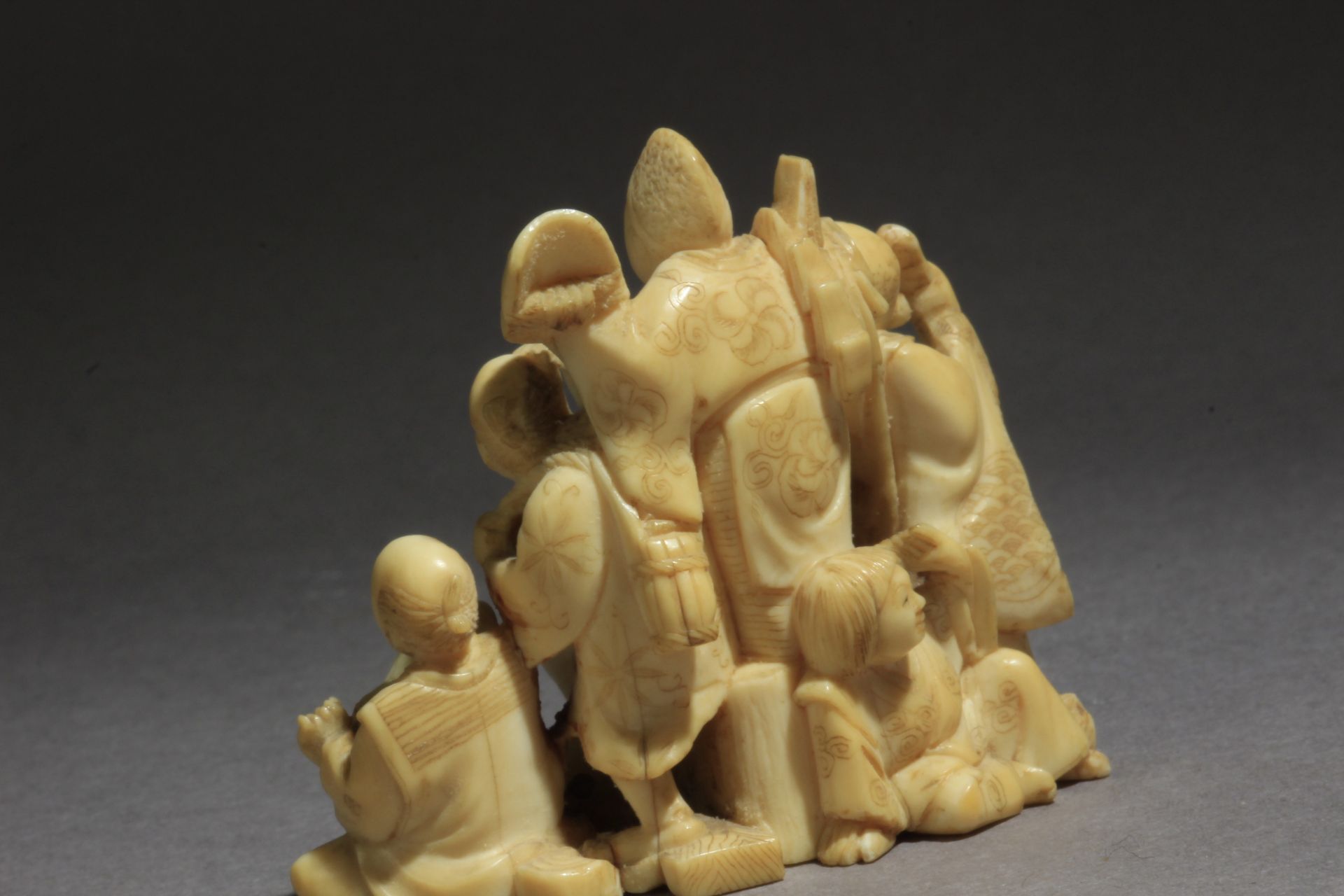 A late 19th century Japanese netsuke from Meiji period - Image 3 of 7