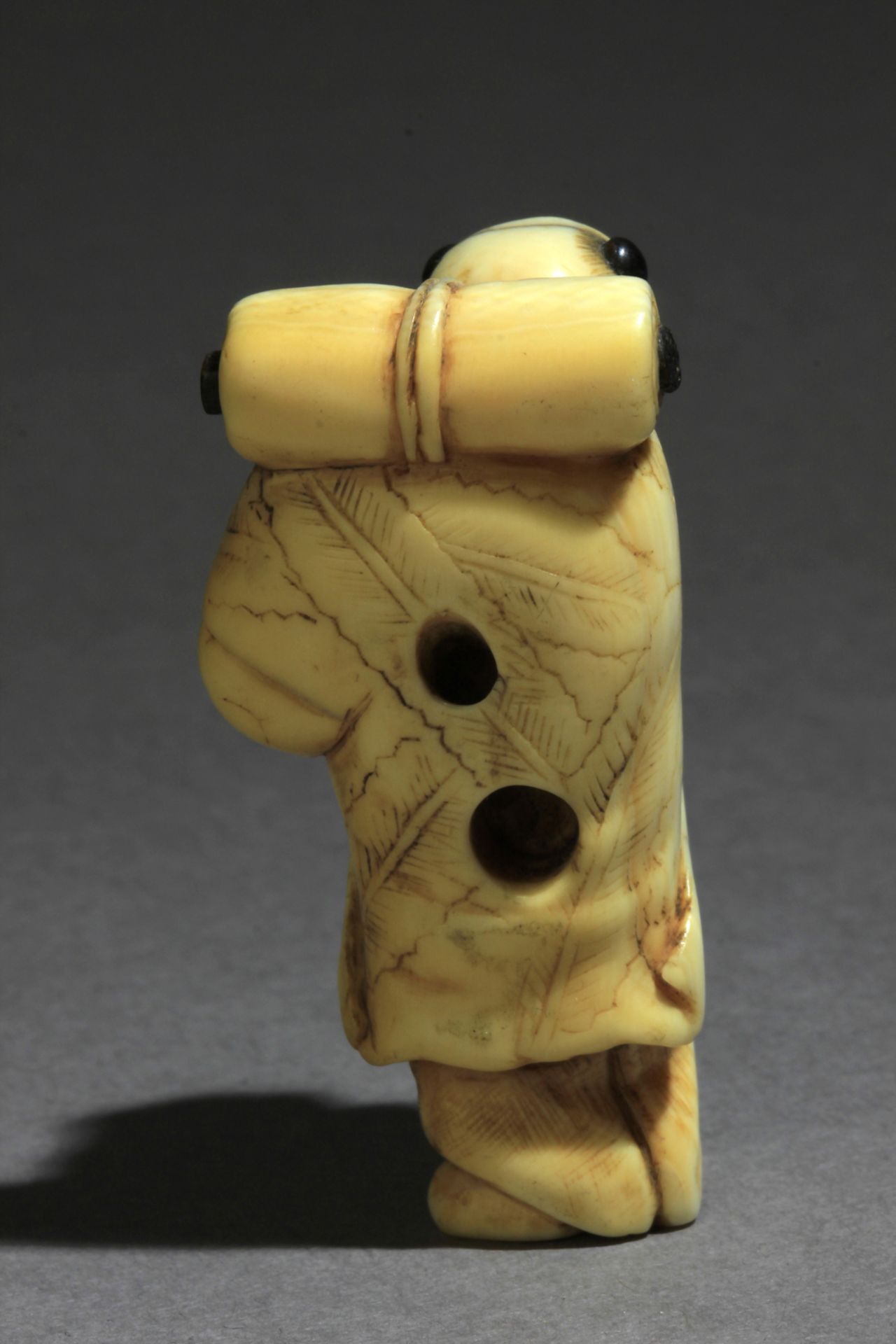 An 18th century Japanese netsuke from Edo period - Image 4 of 7