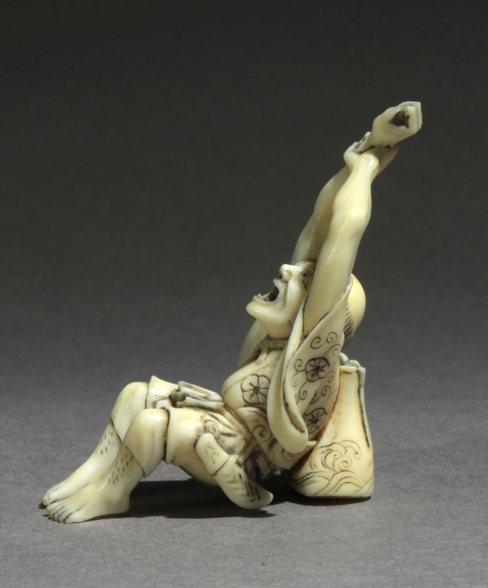 An early 19th century Japanese netsuke from Edo period - Image 2 of 9