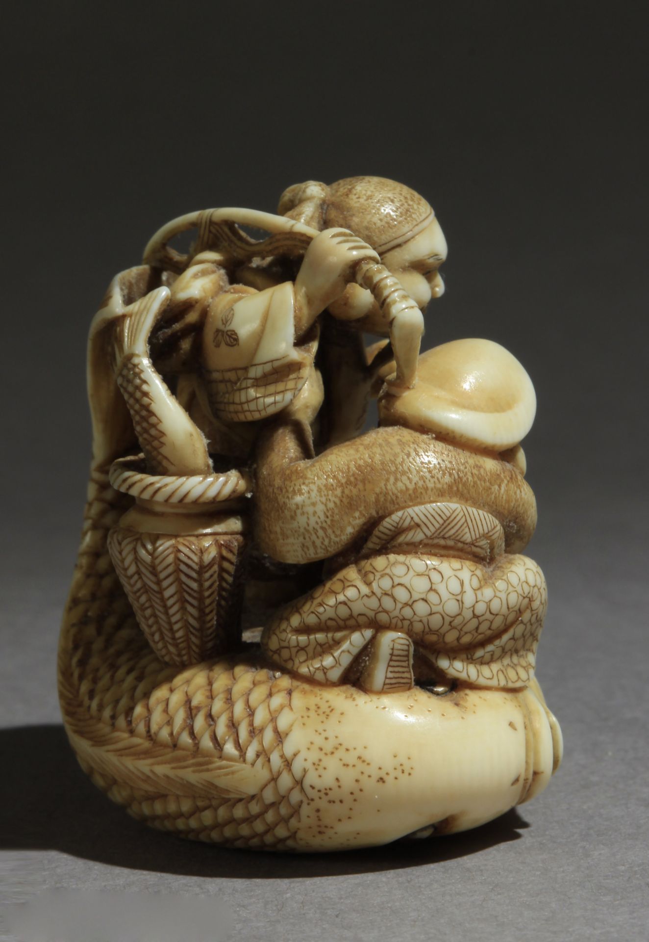 A late 19th century Japanese netsuke from Meiji period - Image 3 of 9