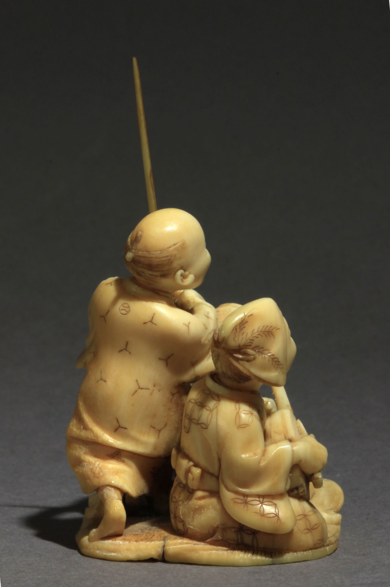 A Japanese netsuke-okimono circa 1860-1880 from Meiji period - Image 5 of 8