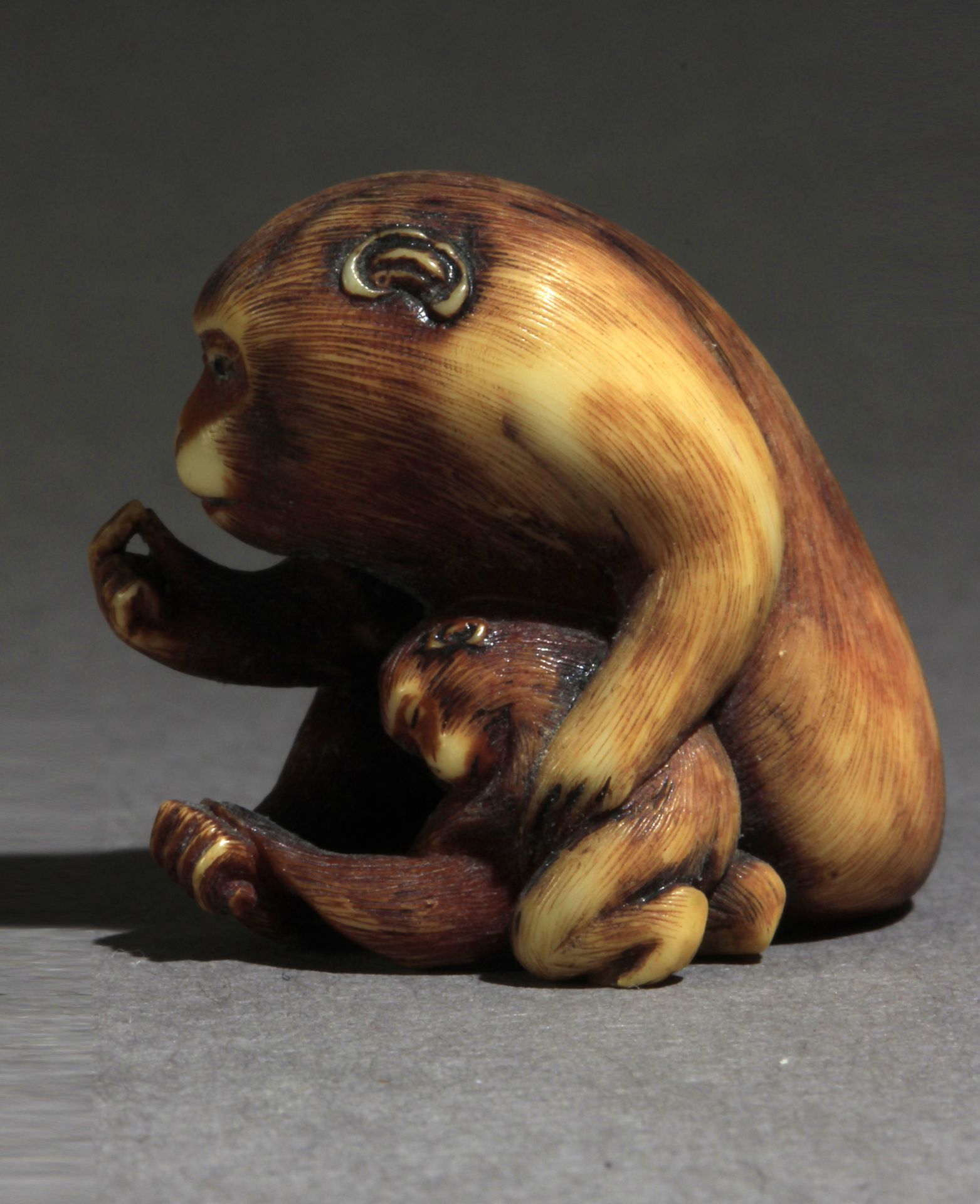 A 19th century Japanese netsuke from Meiji period - Image 4 of 7