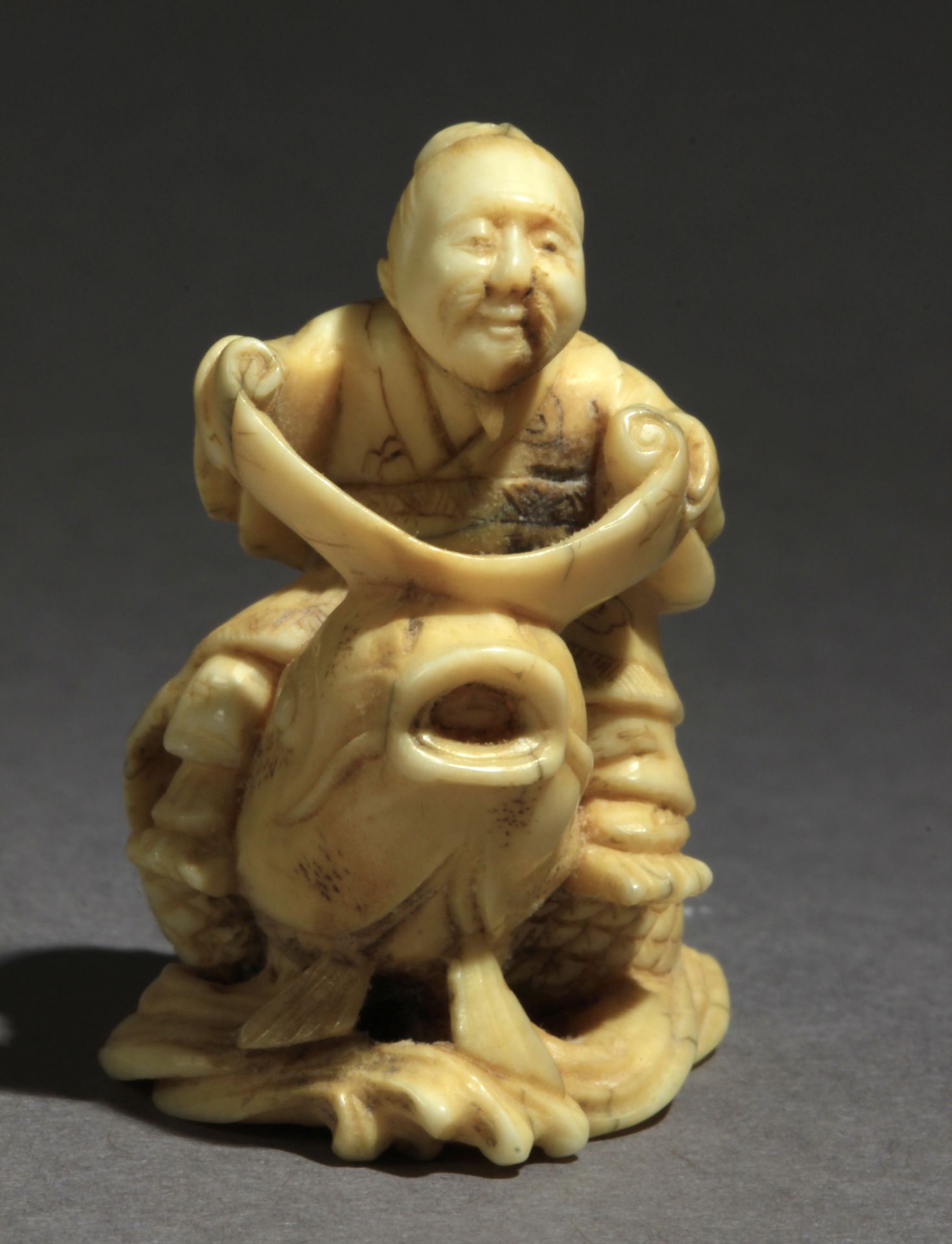 A 19th century Japanese netsuke from Meiji period - Image 6 of 8