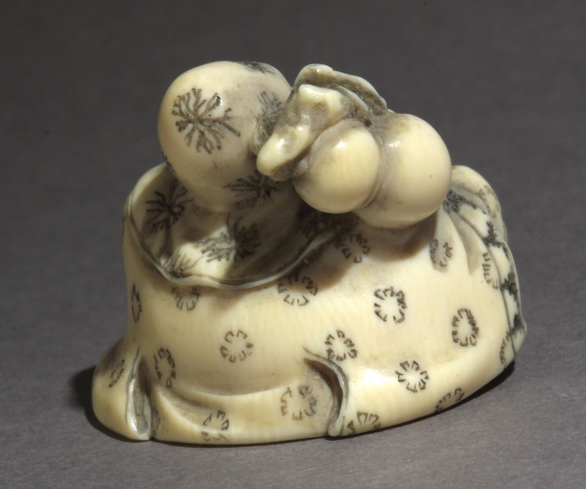 A late 19th century Japanese netsuke from Meiji period - Image 5 of 7