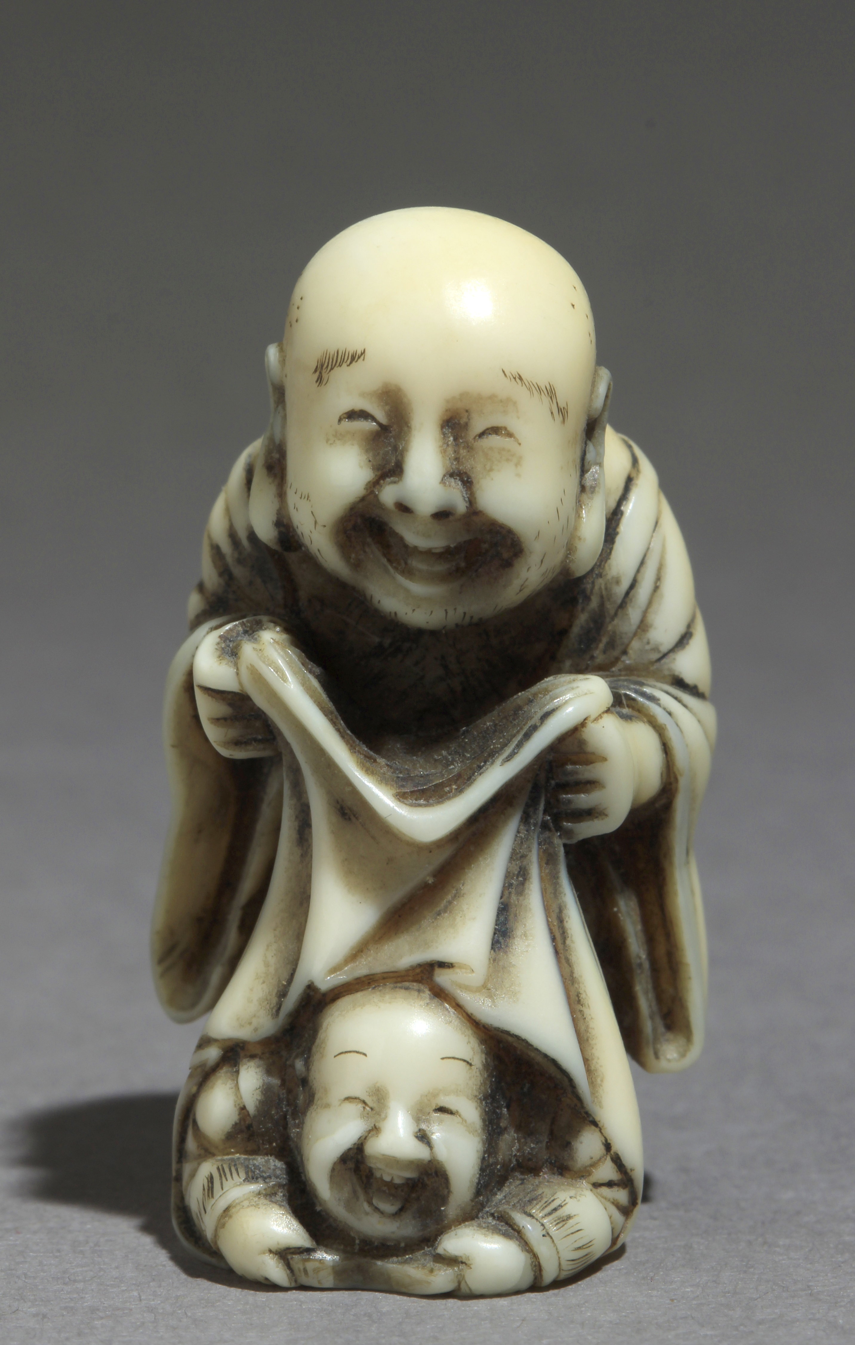 A mid 19th century Japanese netsuke from Meiji period - Image 3 of 8