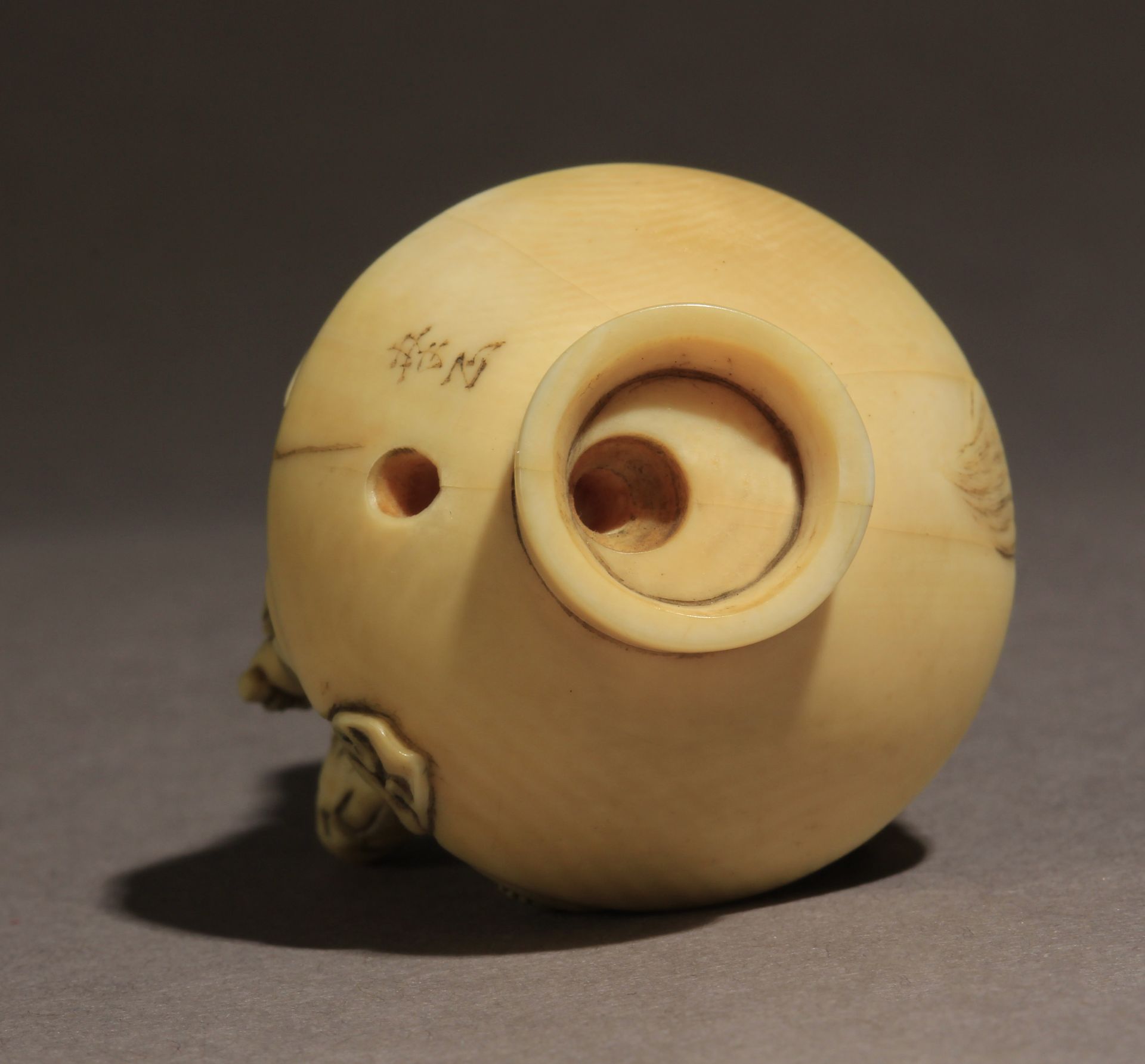 A 19th century Japanese netsuke - Image 7 of 7