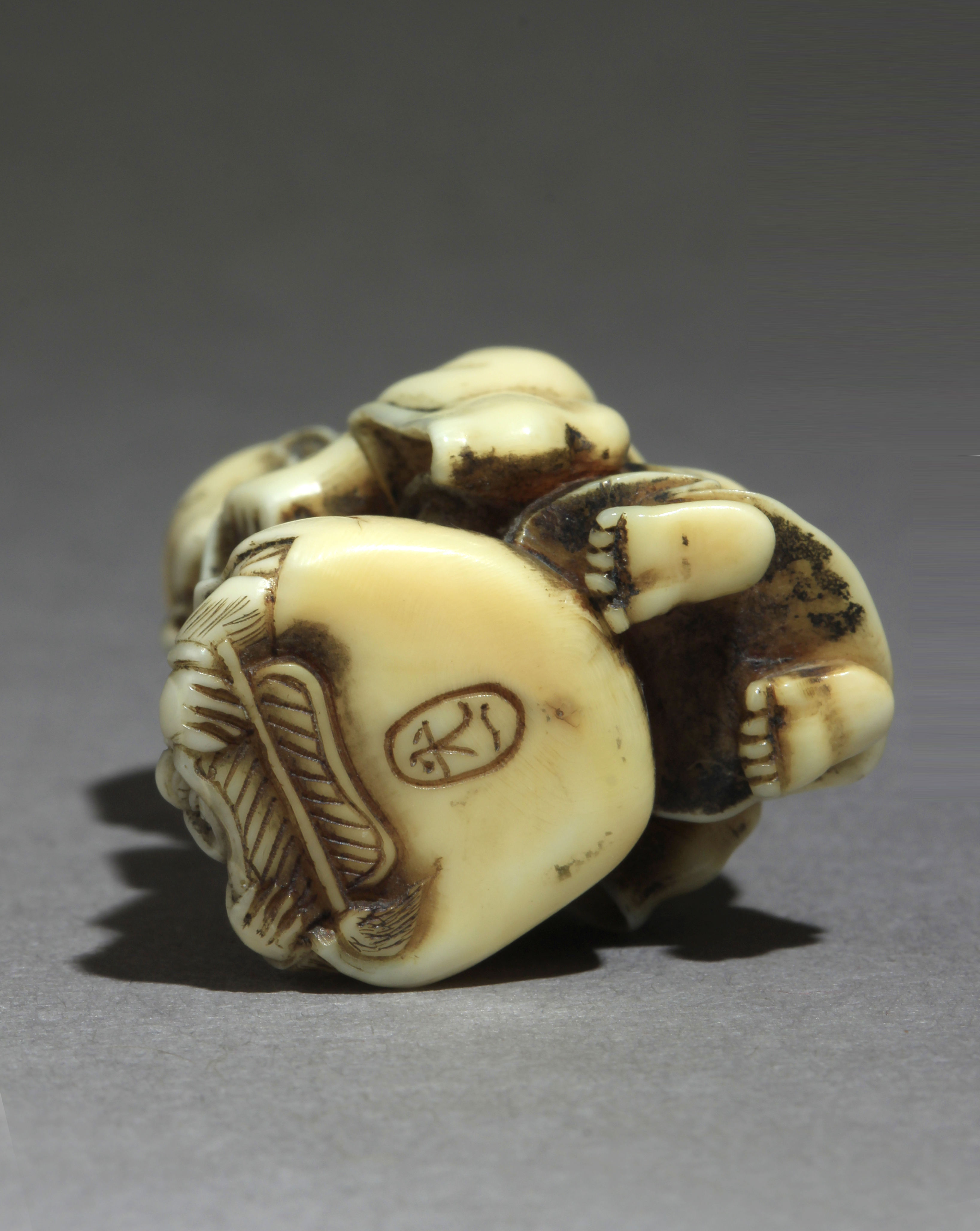 A mid 19th century Japanese netsuke from Meiji period - Image 7 of 8