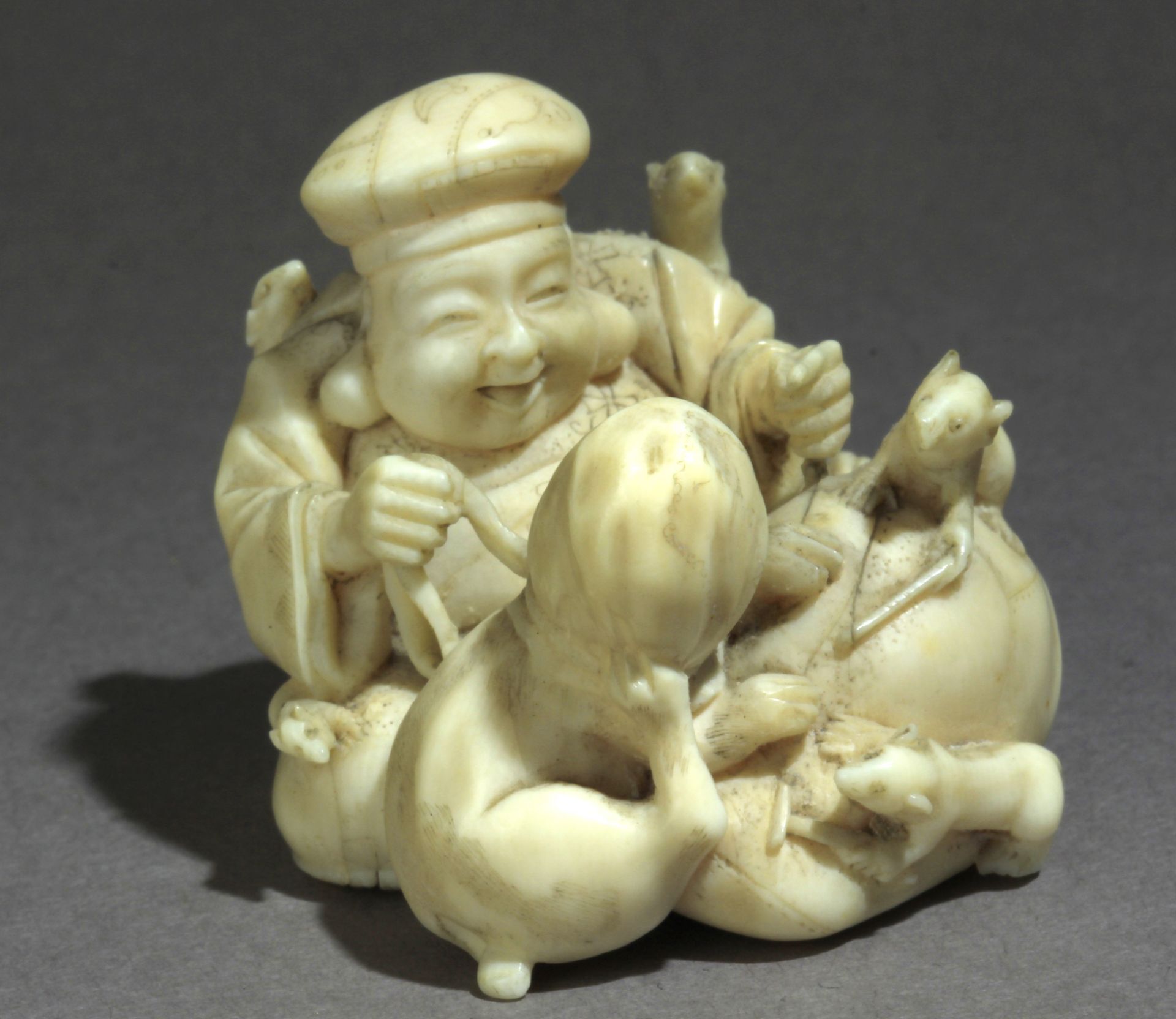 A late 19th century Japanese netsuke from Meiji period - Image 2 of 9