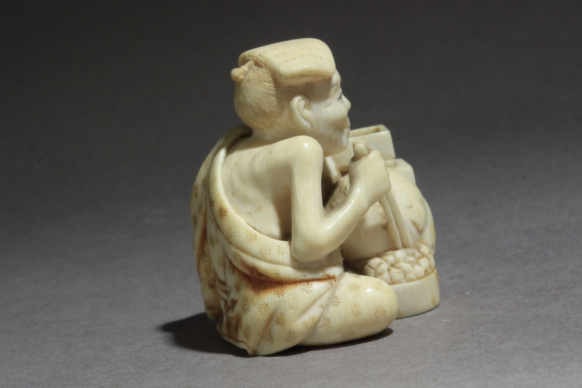 A mid 19th century Japanese netsuke - Bild 6 aus 9