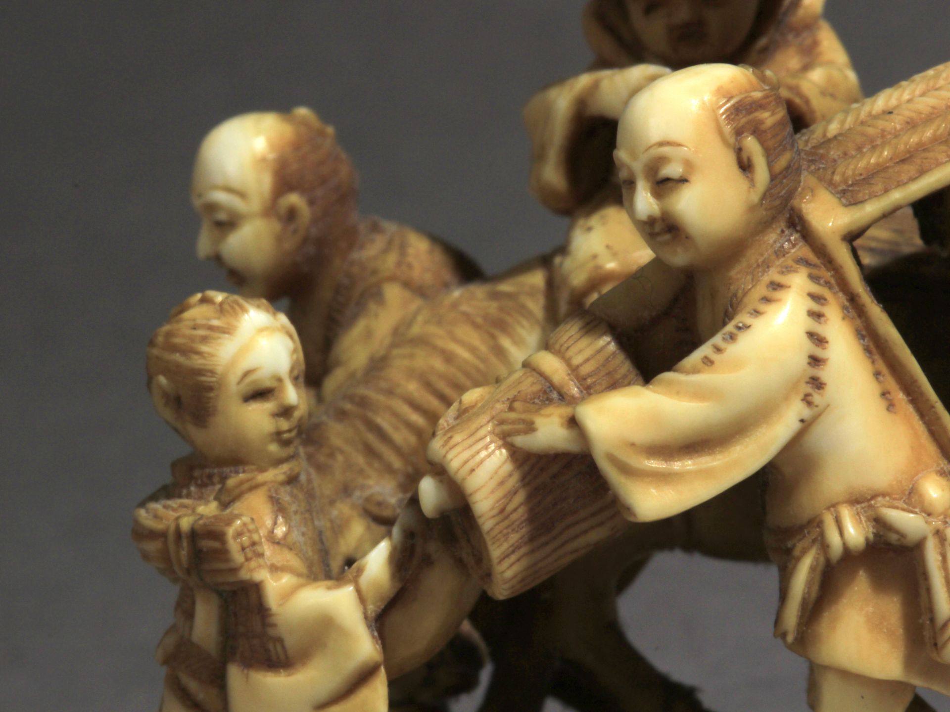 A Japanese netsuke-okimono circa 1860-1880 from Meiji period - Image 6 of 8