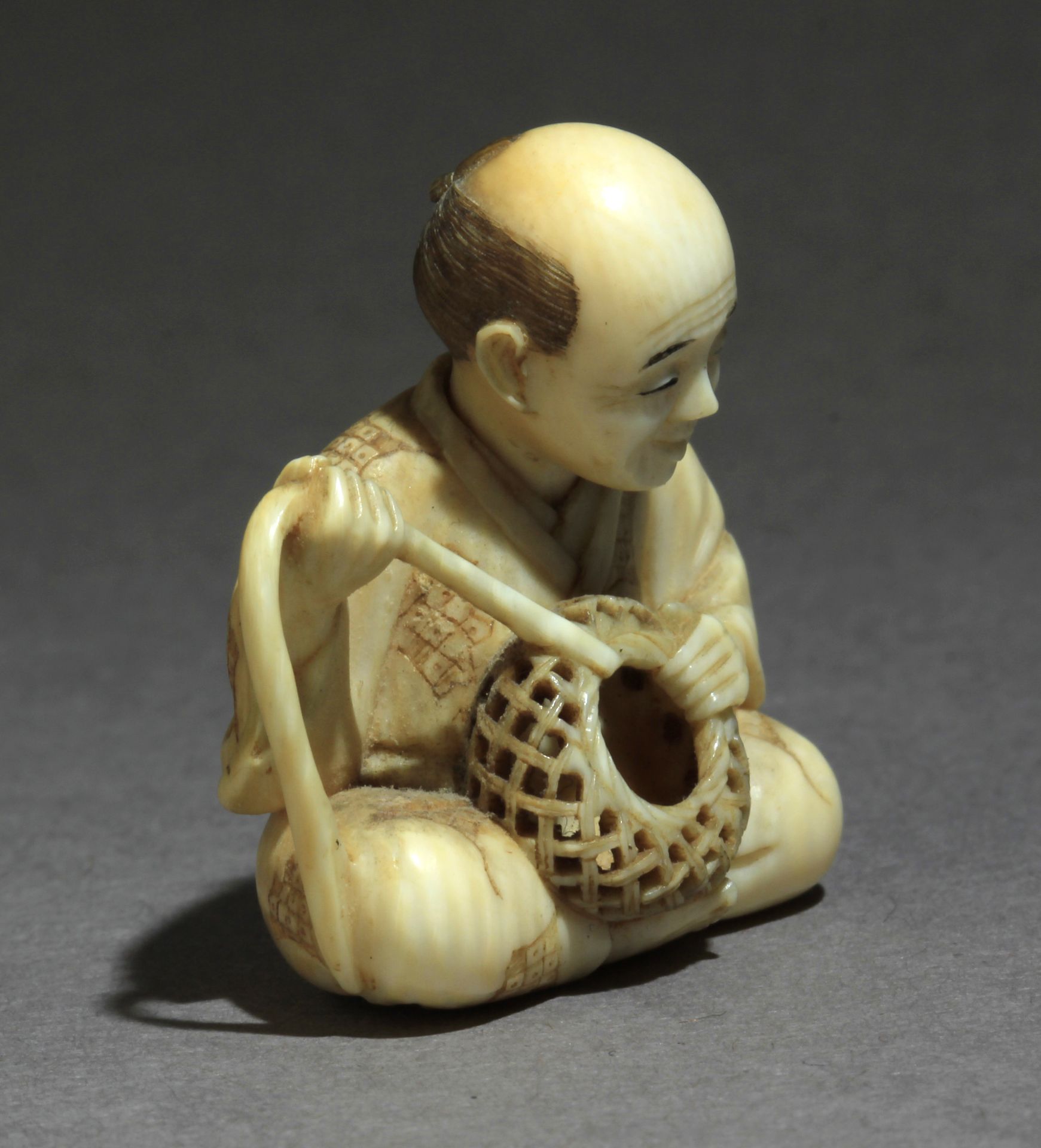 A Japanese netsuke circa 1860-1890 from Meiji period - Bild 6 aus 8