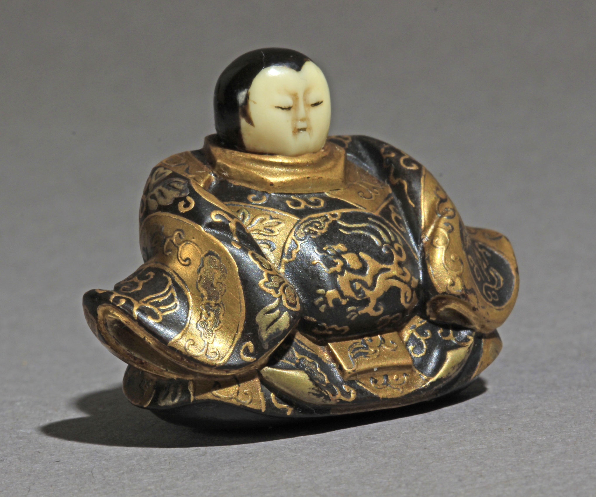 A 19th century Japanese netsuke from Meiji period - Image 2 of 8