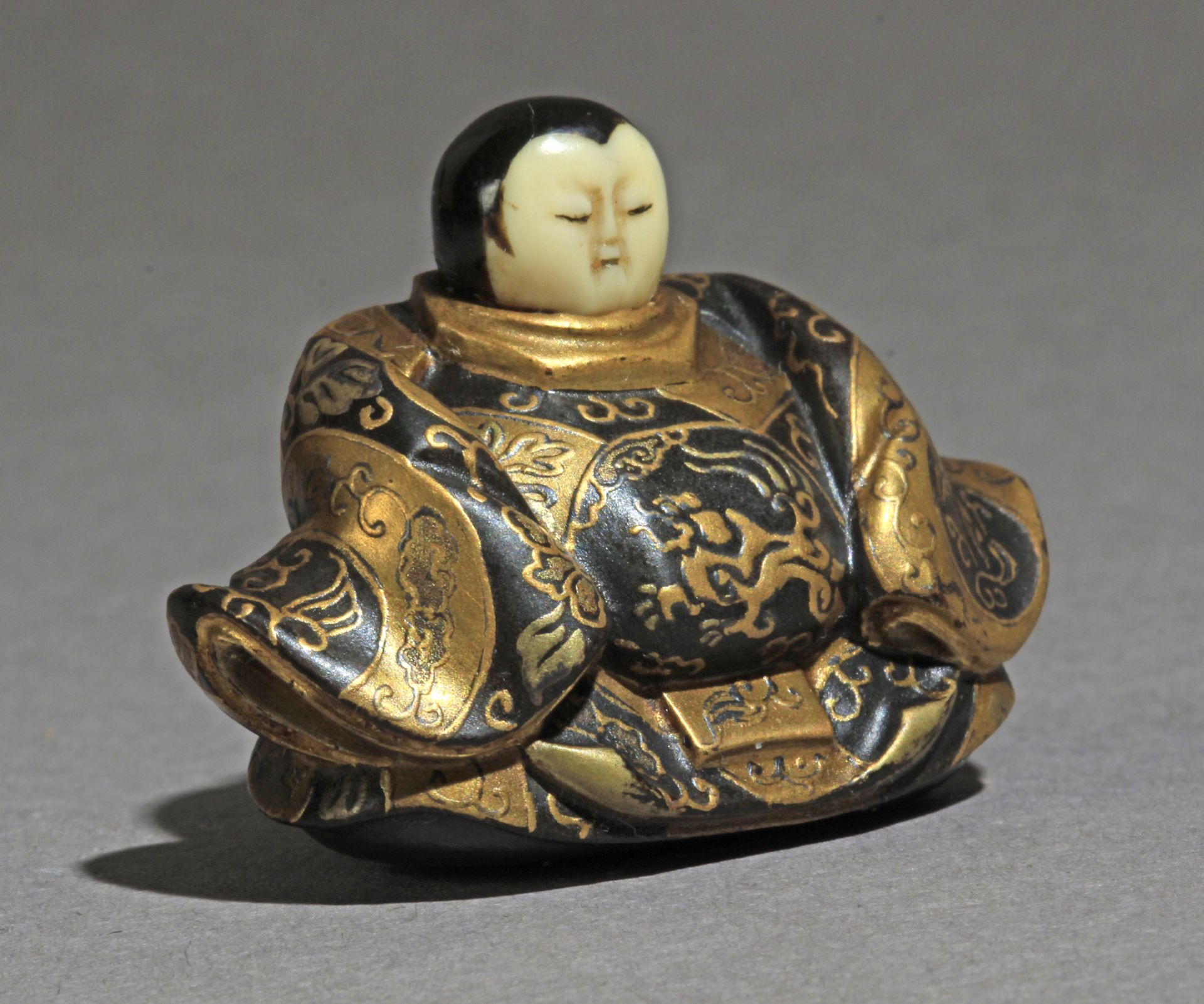 A 19th century Japanese netsuke from Meiji period - Image 2 of 8