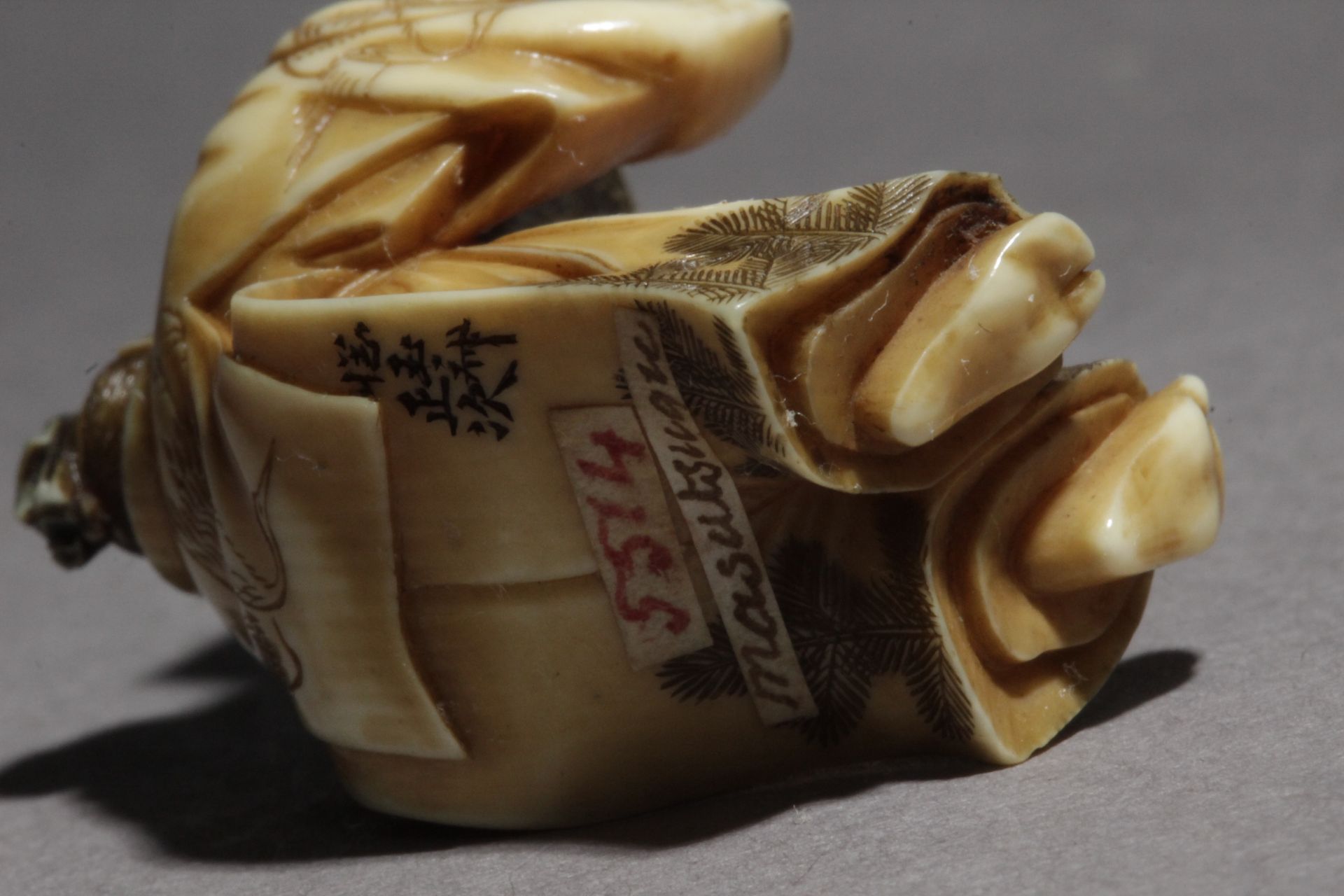 A 19th century Japanese netsuke from Meiji period - Image 8 of 15