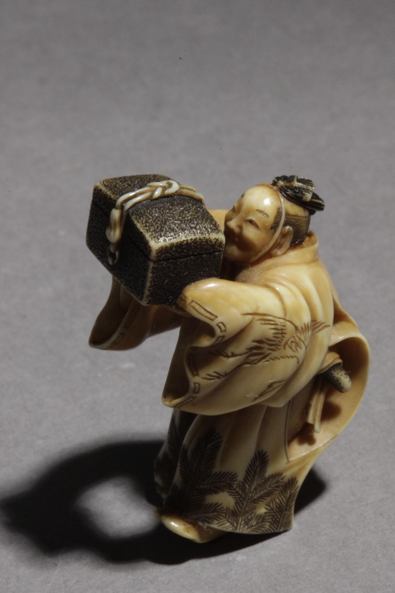 A 19th century Japanese netsuke from Meiji period - Image 10 of 15