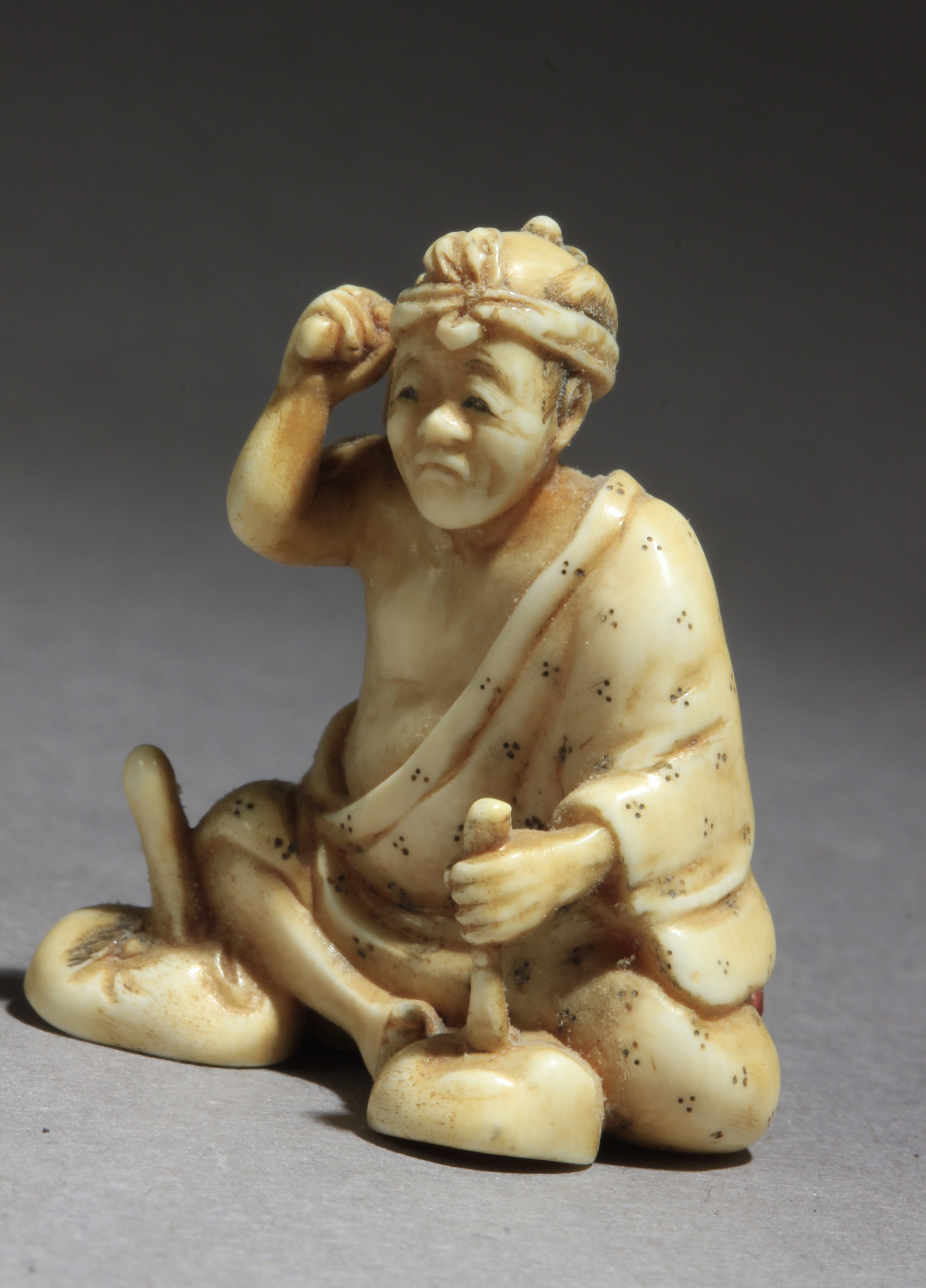 A mid 19th century Japanese netsuke - Image 2 of 8